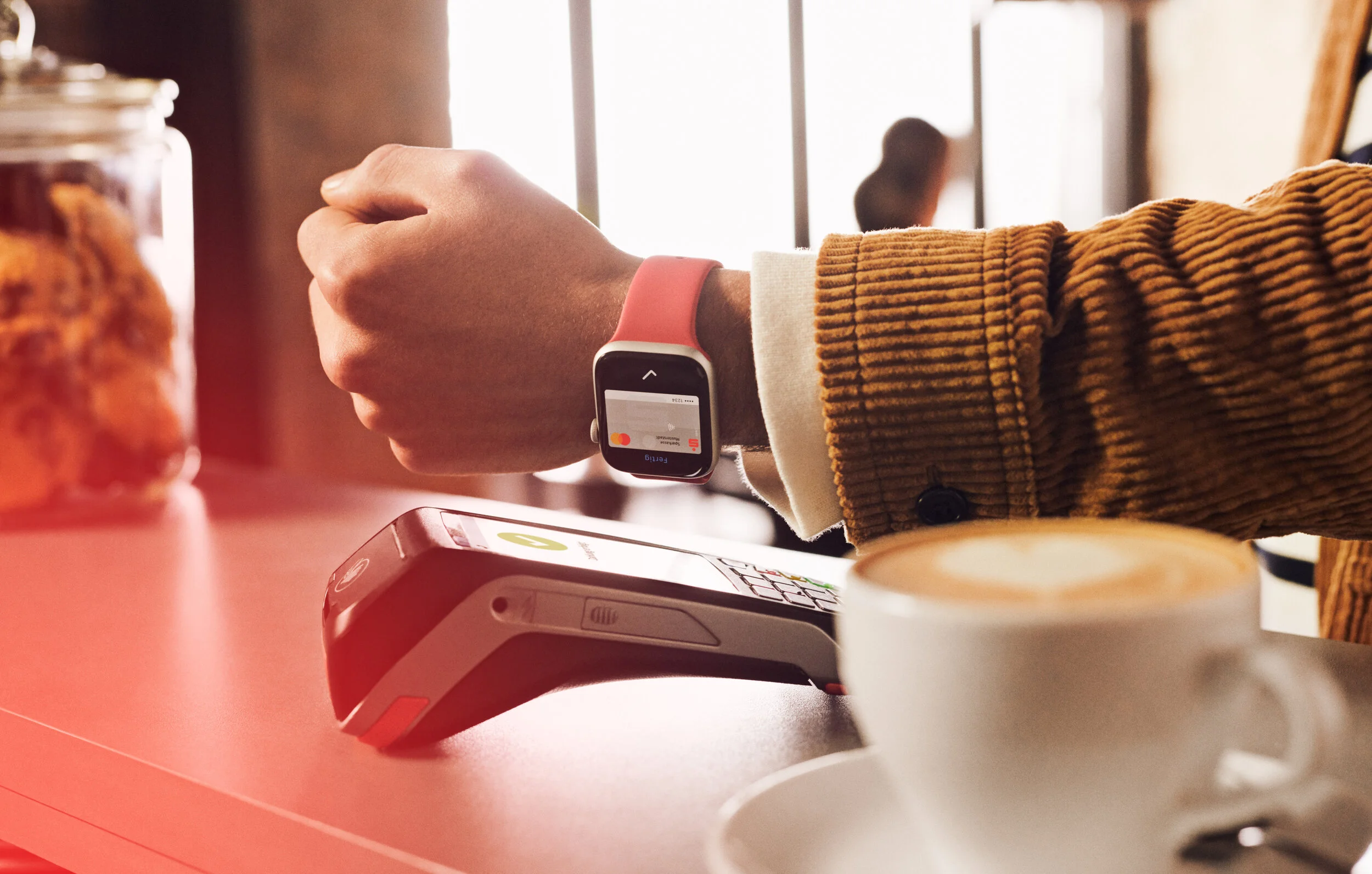 Cafe_Tresen_closeup_Watch_Kunde_image_mcc_sRGB.jpg