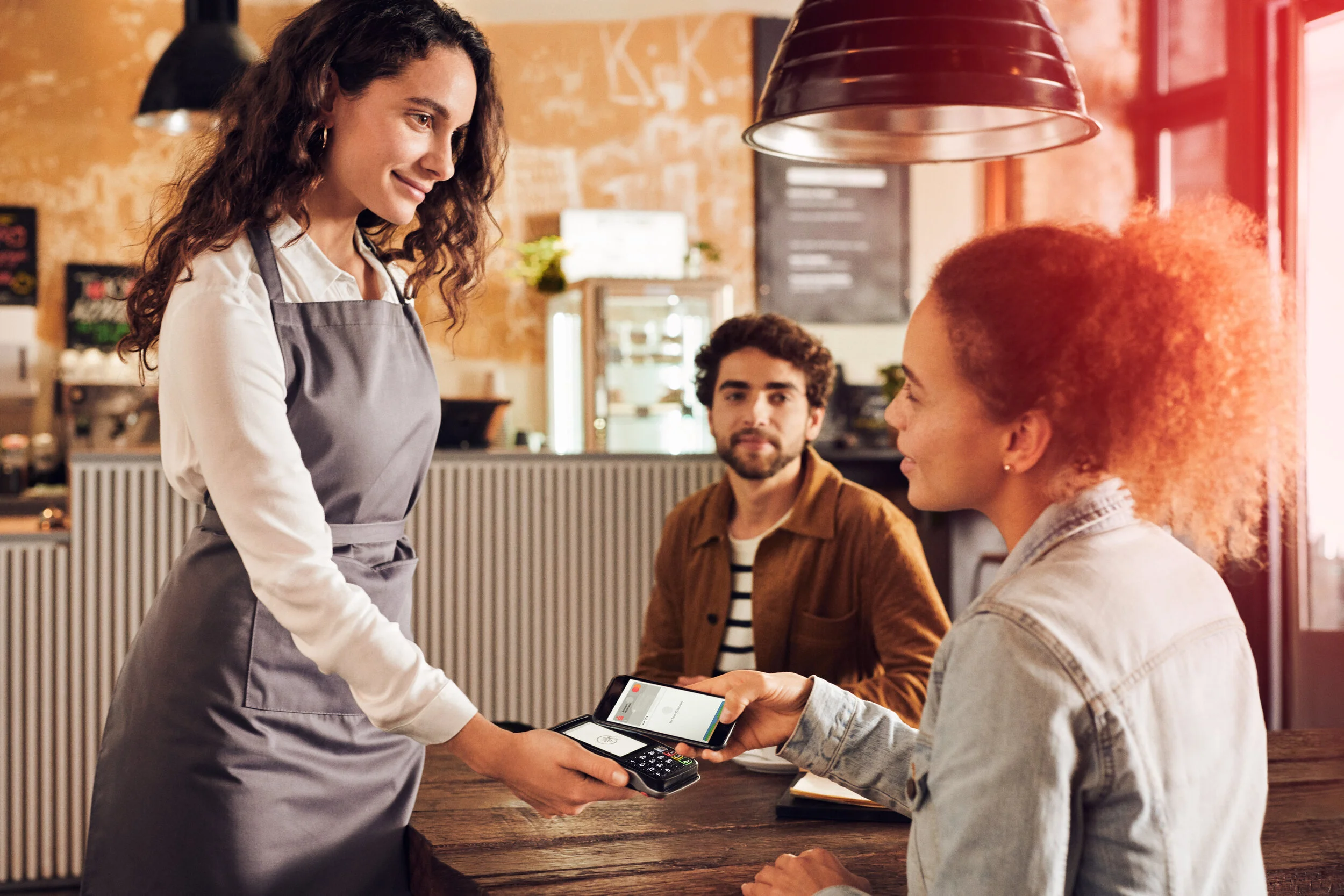Cafe_Tisch_weit_iPhone_TouchID_Haendler_image_mcc_sRGB.jpg