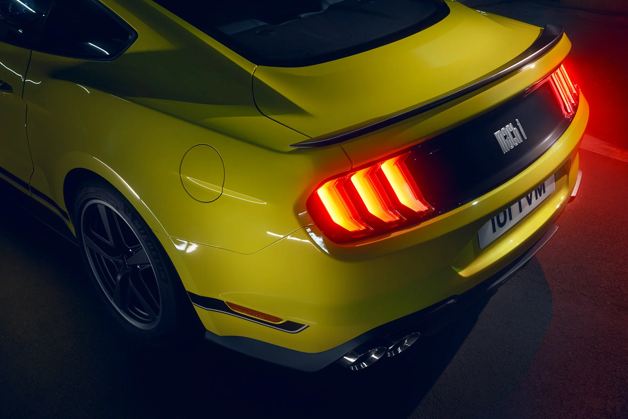 Mustang_yellow_detail_257.jpg