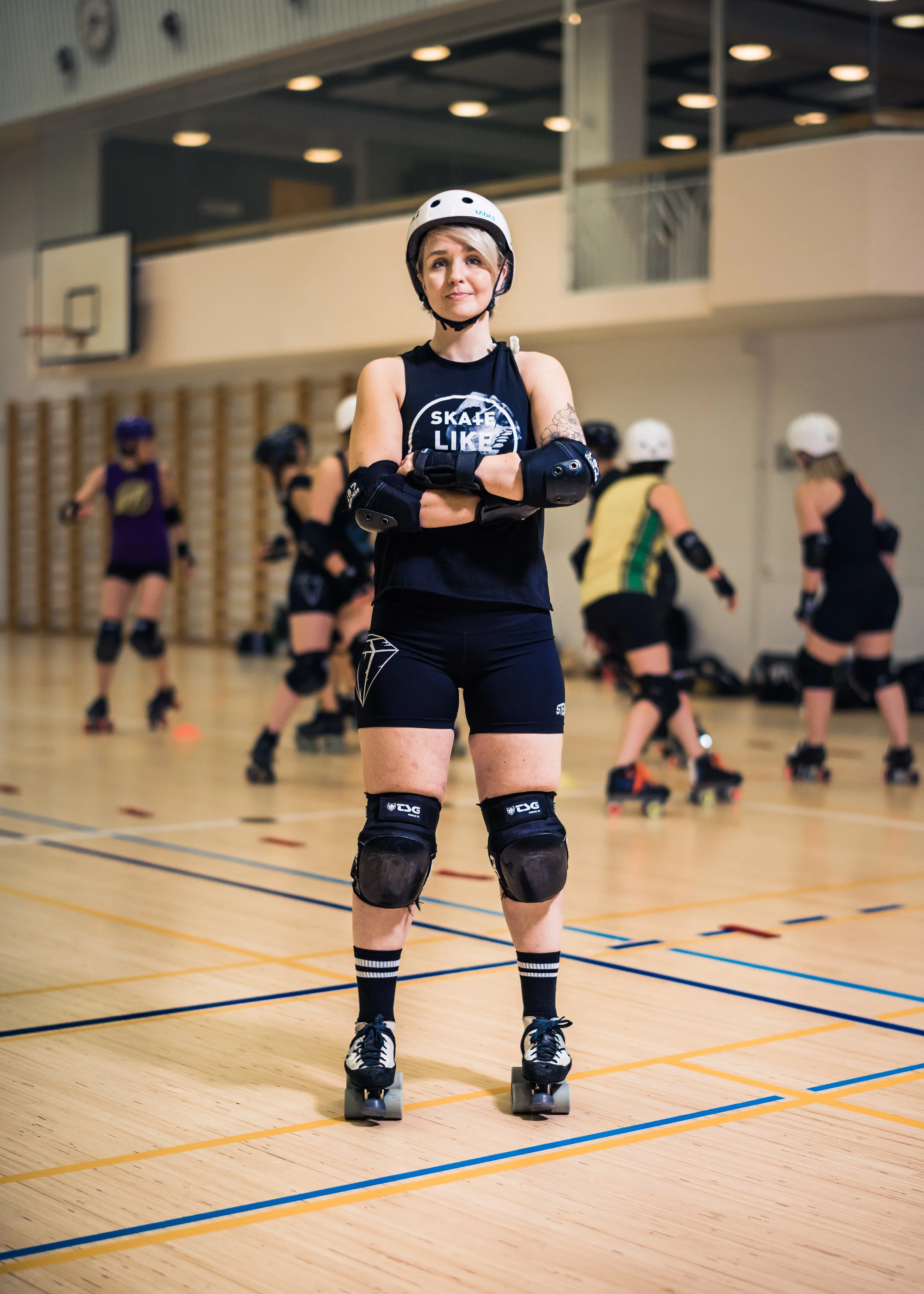Salla Karjalainen, 27, roller derby: ”Facebookin valokuvassa kaverillani oli hienot, vanhanaikaiset rullaluistimet. Vuosi taisi olla 2012. Lähetin kaverille viestin ja kysyin, mistä on kyse. Hän kertoi harrastavansa lajia nimeltä roller derby ja pyysi minut mukaan avoimiin harjoituksiin. Roller derby on täyskontaktilaji, jota pelataan retrorullaluistimissa. Kentällä on kaksi joukkuetta, jotka ottelevat keskenään. Peliväline on oma keho, ja kovia iskuja tulee erityisesti hartioiden ja lantion seudulle. Luistelun riemu ja yhdessä tekemisen meininki veivät minut mennessään saman tien. Joidenkin vuosien kuluttua huomasin olevani mukana seurani A-joukkueessa ja maajoukkueessa. Nykyisin melkein kaikki kaverini ovat lajin parista. Siitä on ollut elämäntapa, joka vie lähes kaiken töiltä liikenevän ajan. Roller derbyssä kunnioitetaan sukupuolen moninaisuutta ja jokaisen oikeutta määritellä itsensä. Junnuissa monen ikäiset ja eri sukupuolta olevat pelaajat luistelevat yhdessä. Meidän joukkueessa voivat pelata kaikki, jotka kokevat kuuluvansa naisten joukkueeseen. Treeneihin saa jokainen tulla sellaisena kuin on. Minusta se on huikeaa.”