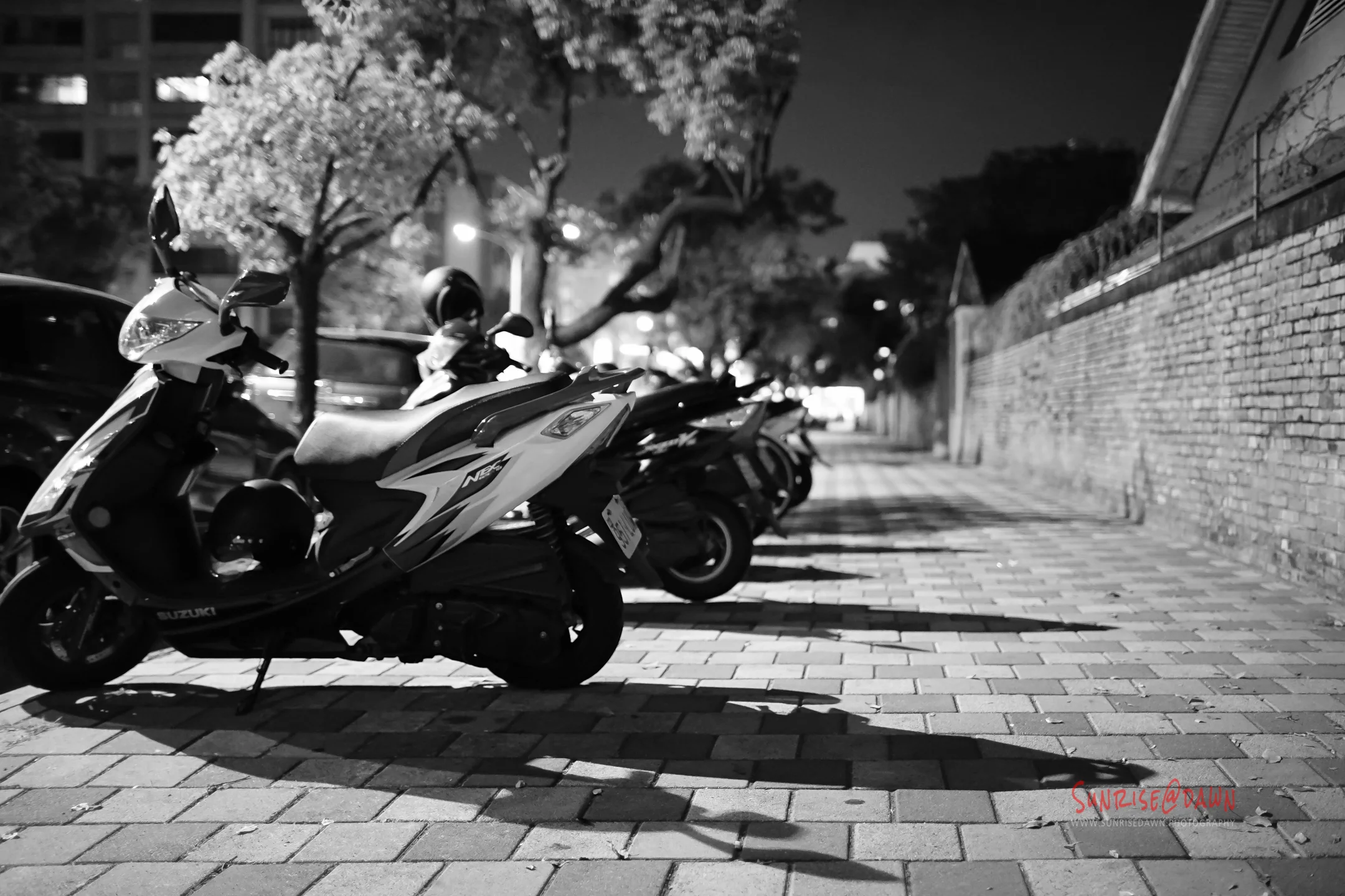 Moonlit Sidewalk_2015-04-05 (Canon EF-35-1.4L)_DSC4019.jpg