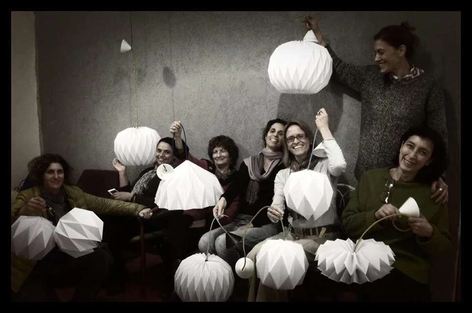 In this workshop, you will be able to create modern and stylish lighting fixtures that will be yours to take home. This class will give you the opportunity to create your own custom piece of decor. Choose any of the four proposed models to recreate, all made of special paper suitable for light and heat. 