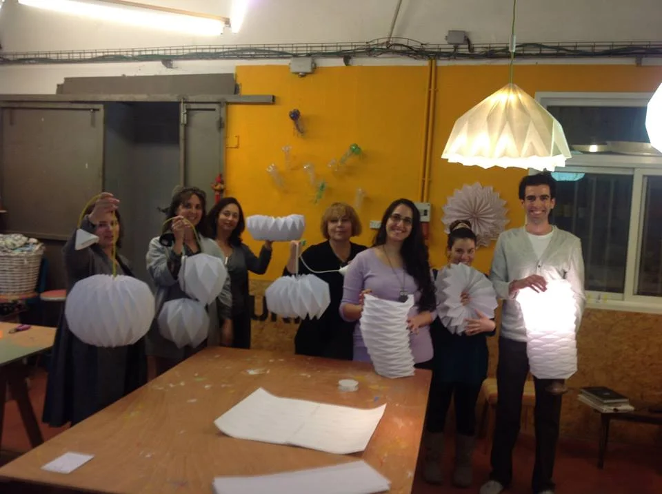 After three hours of creativity and fun, you will be able to take your lamp home with you as a piece of decoration. Your lighting fixture can light up any room and create a warm atmosphere.