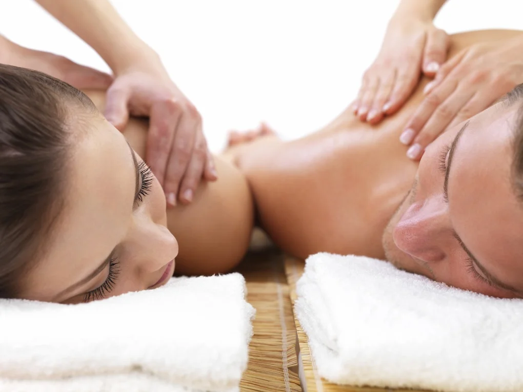 Här väljer du om du vill tillsätta doft i din behandling. Det finns flera doftoljor att välja på. Om du är känslig kan du få behandling med en neutral olja i stället. En skön massage för helkropp 60 minuter eller överkropp 30 minuter. 