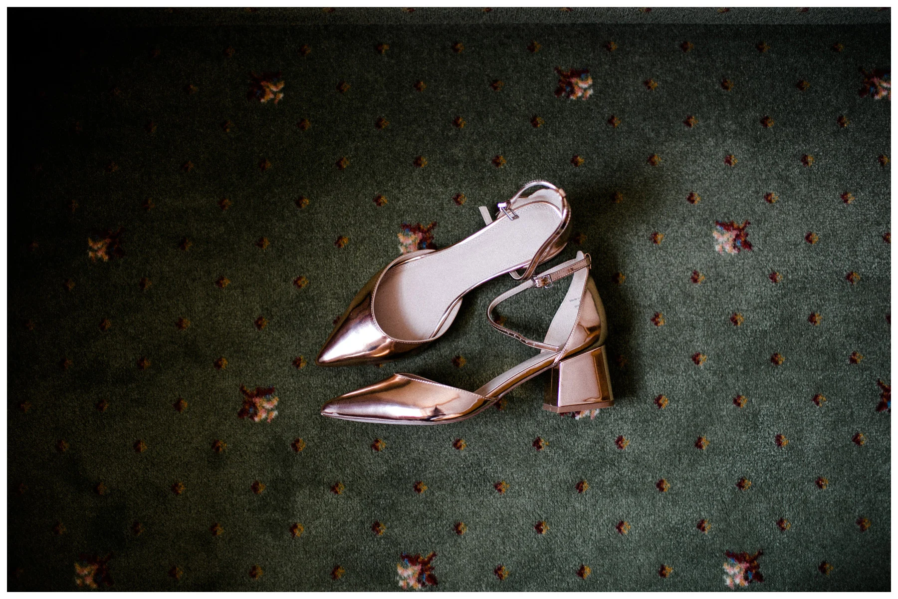 hochzeitsreportage-berlin-ankleiden-brautschuhe_2