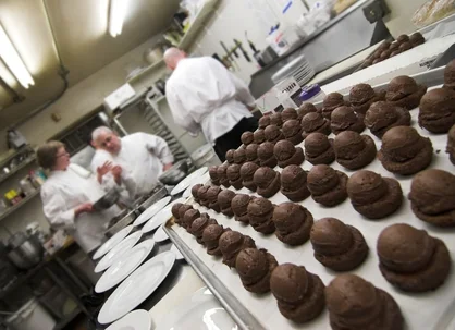 pastries-chefs-2016146.jpg