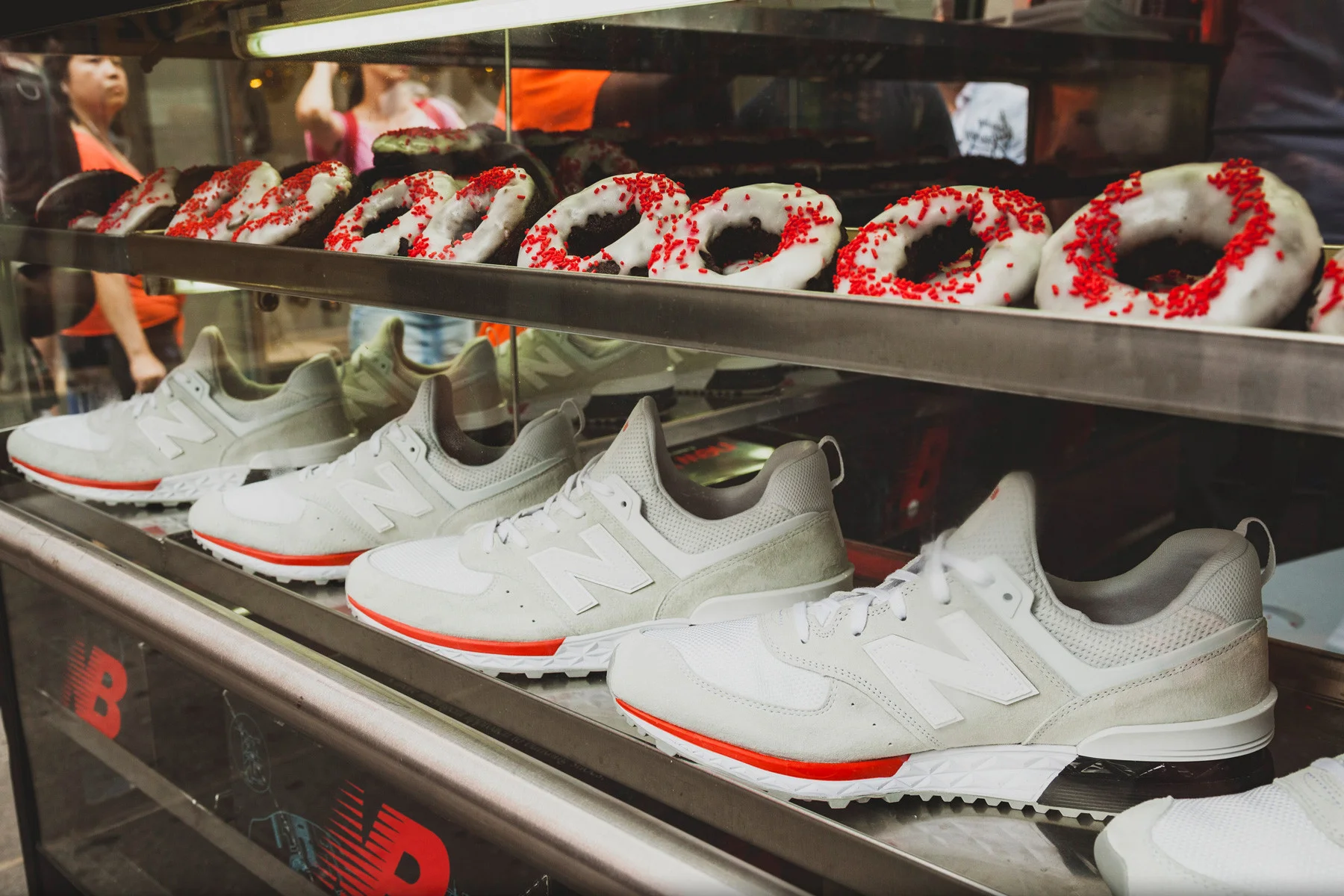 https_%2F%2Fhypebeast.com%2Fimage%2F2017%2F07%2Fnew-balance-574-sport-coffee-carts-nyc-2.jpg