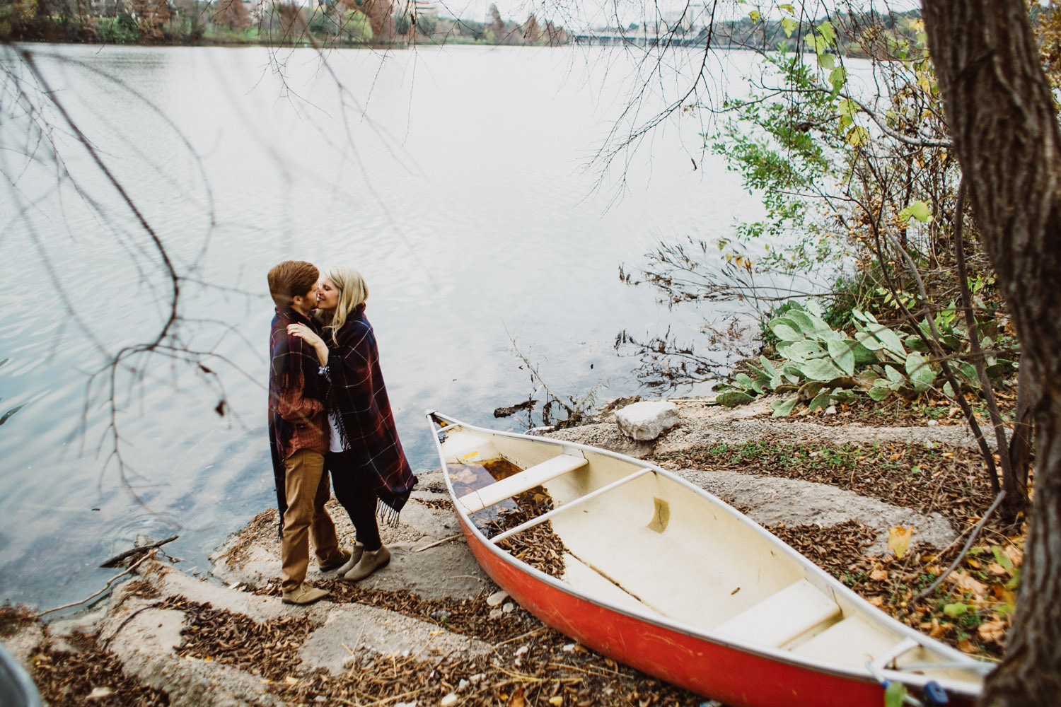 Lake & Canoe Outdoor Engagement Session | Austin Texas | Lisa Woods Photography