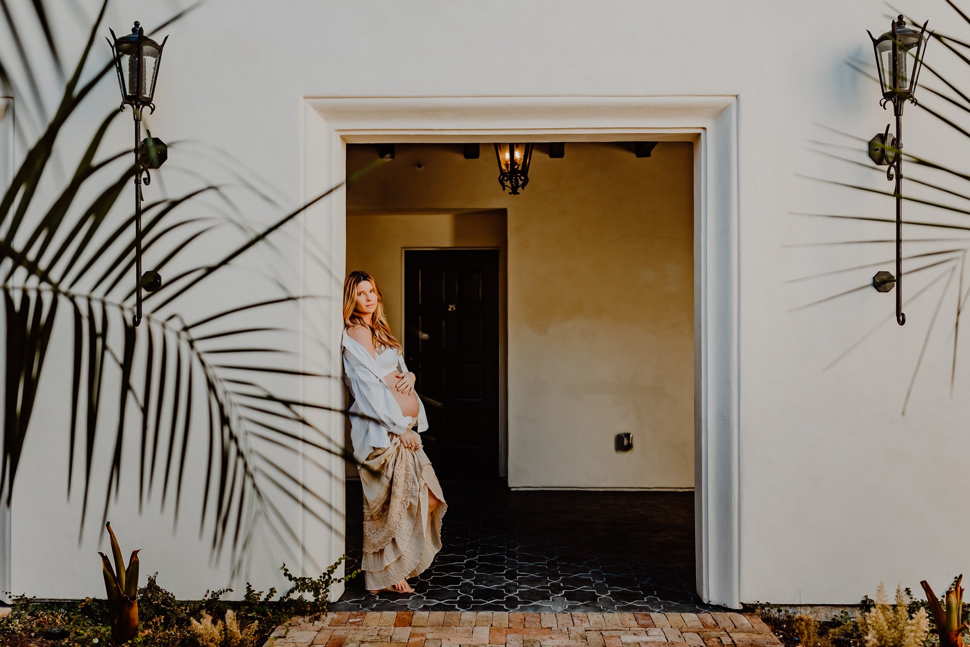 courtyard maternity photos of mom in Austin