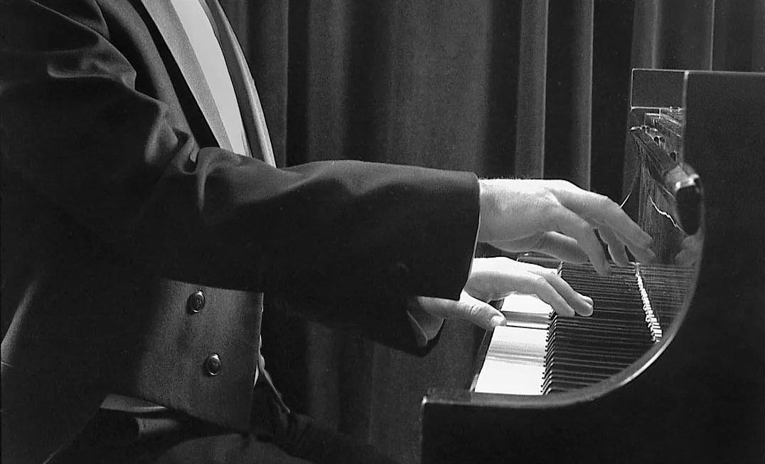 M3650-47_playing-cropped.jpg