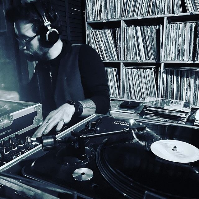 Will be spinning some vinyl again this Friday night (31st) at @longplaylounge from 8-10pm! 🤗. Come join me if you&rsquo;re in the area!! #vinyl #spencergibb #djing #longplaylounge 📸 @artdecadecreatives
