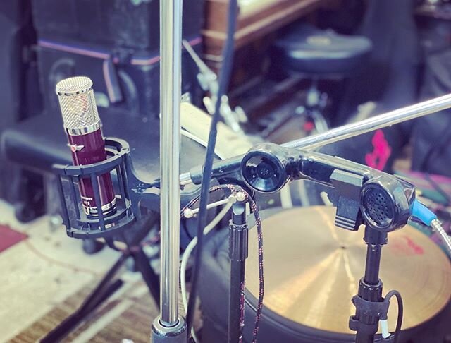 Killer mic combo for recording drums from the front! The @vanguardaudiolabs V13 and the @trash_talk_audio PP-1. Just awesome!😀#recording #microphones #drums #recordingstudio #vanguardaudiolabs #trashtalkaudio #tubemic #vintagetelephone
