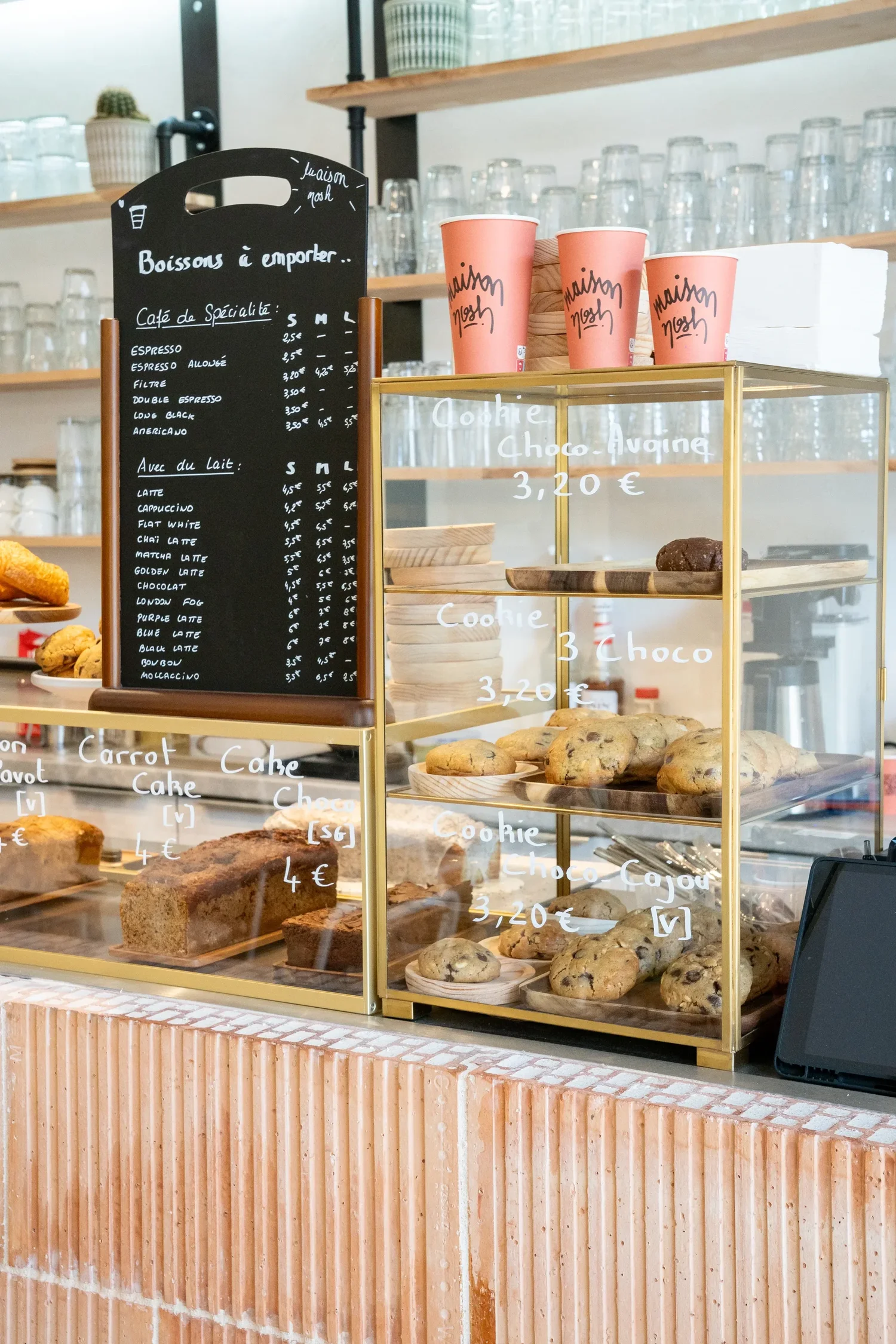 Vitrine pâtisseries et cookies maison de Maison Nosh à Marseille