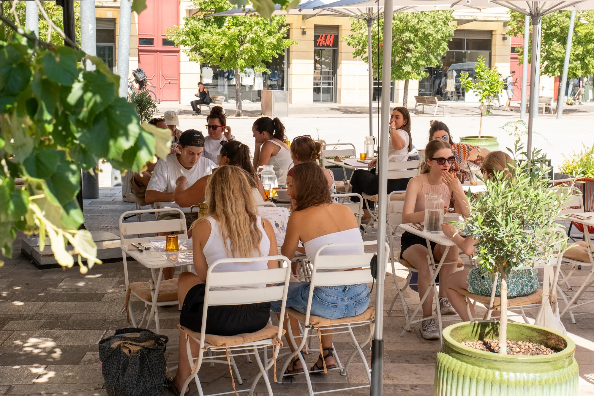 terrasse-clients-ensoleillee-maison-nosh-aix-en-provence.webp