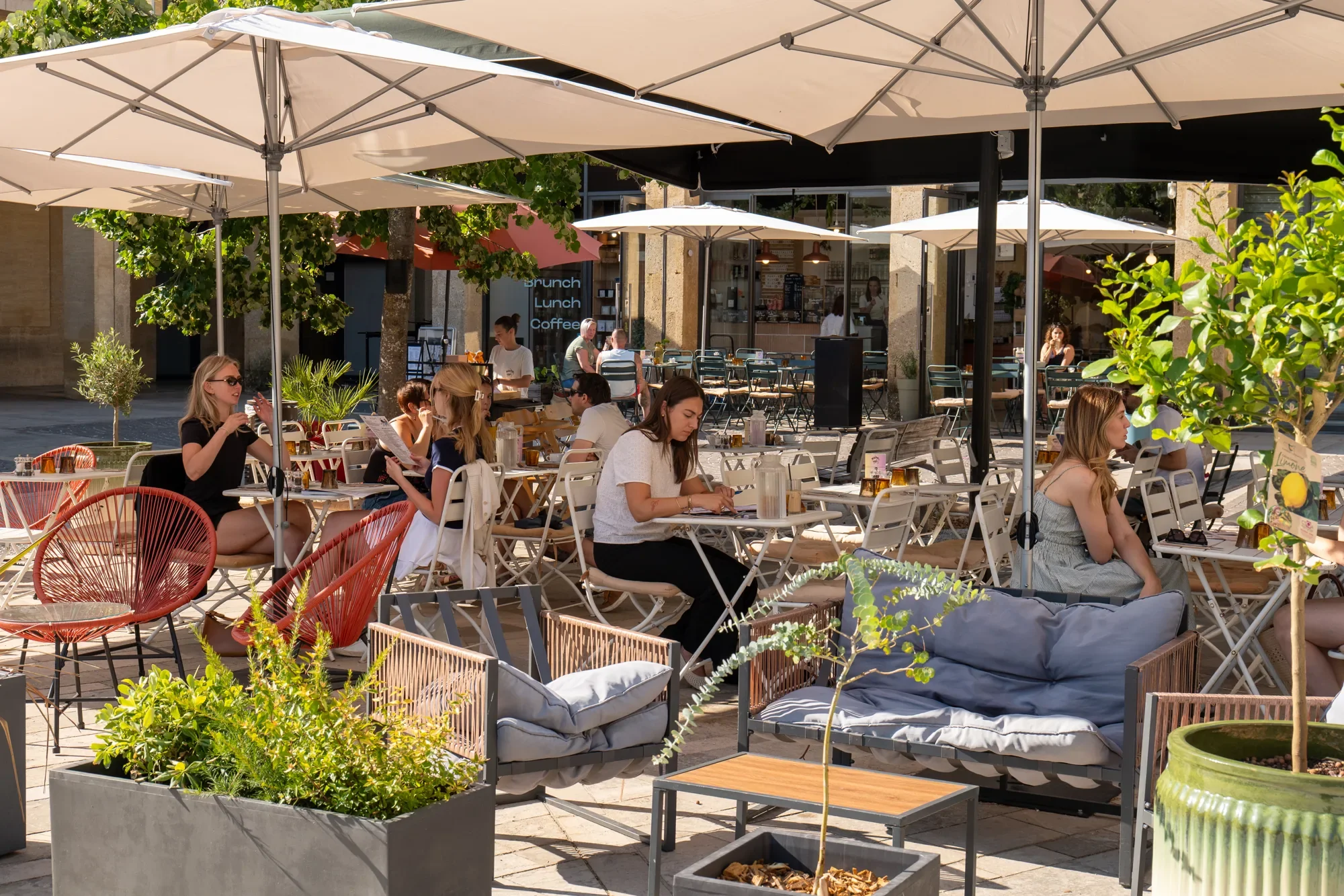 terrasse-parasols-brunch-maison-nosh-aix-en-provence.webp