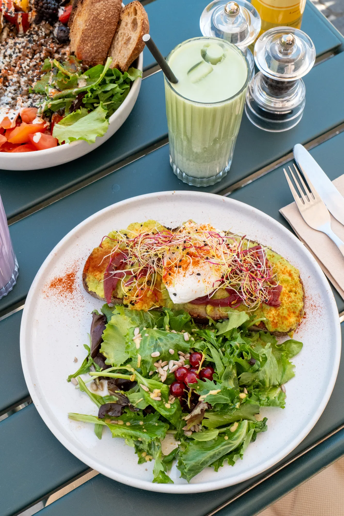 avocado-toast-oeuf-poche-matcha-glace-maison-nosh.webp
