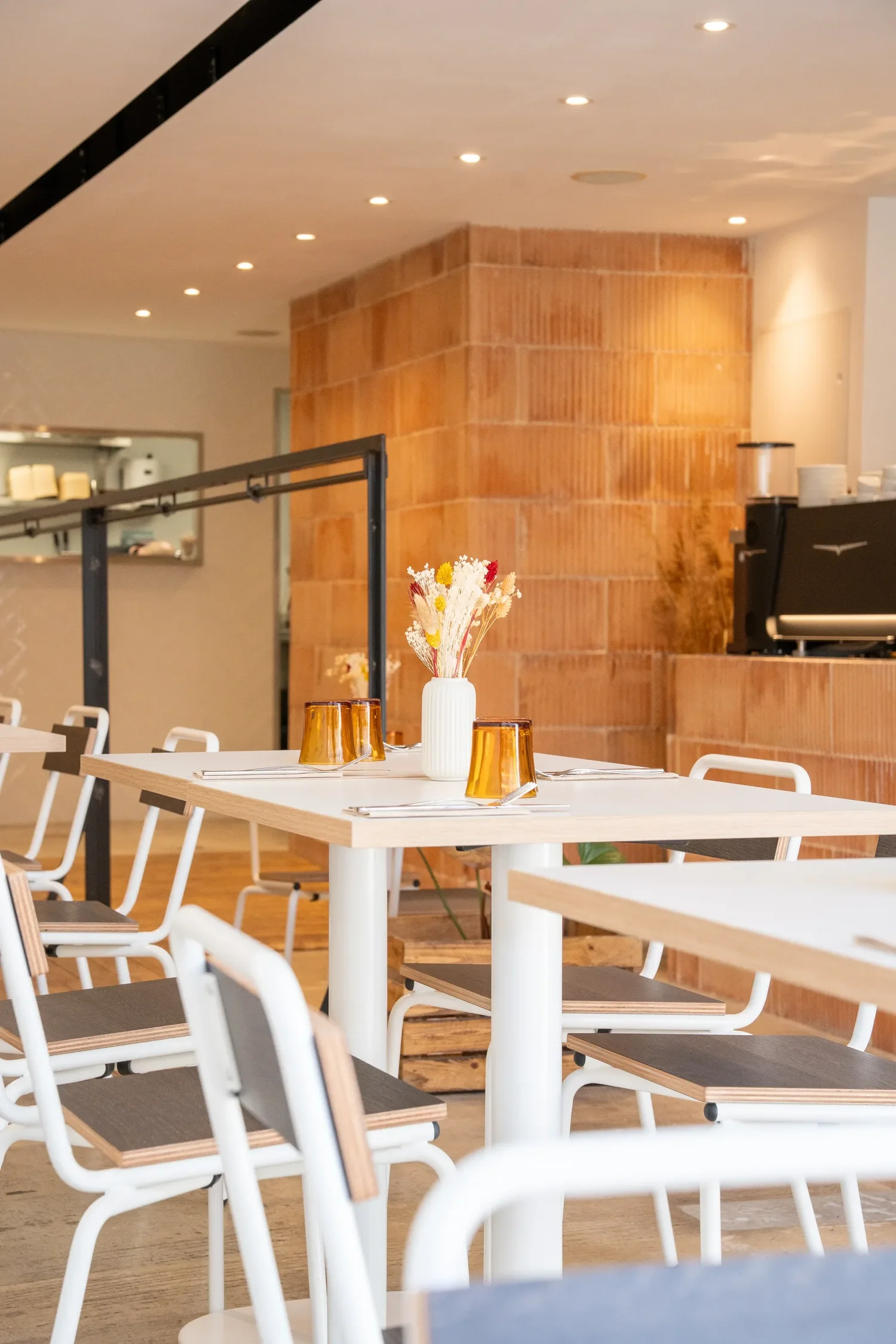 Salle lumineuse de Maison Nosh, brunch à Marseille près de la Corniche