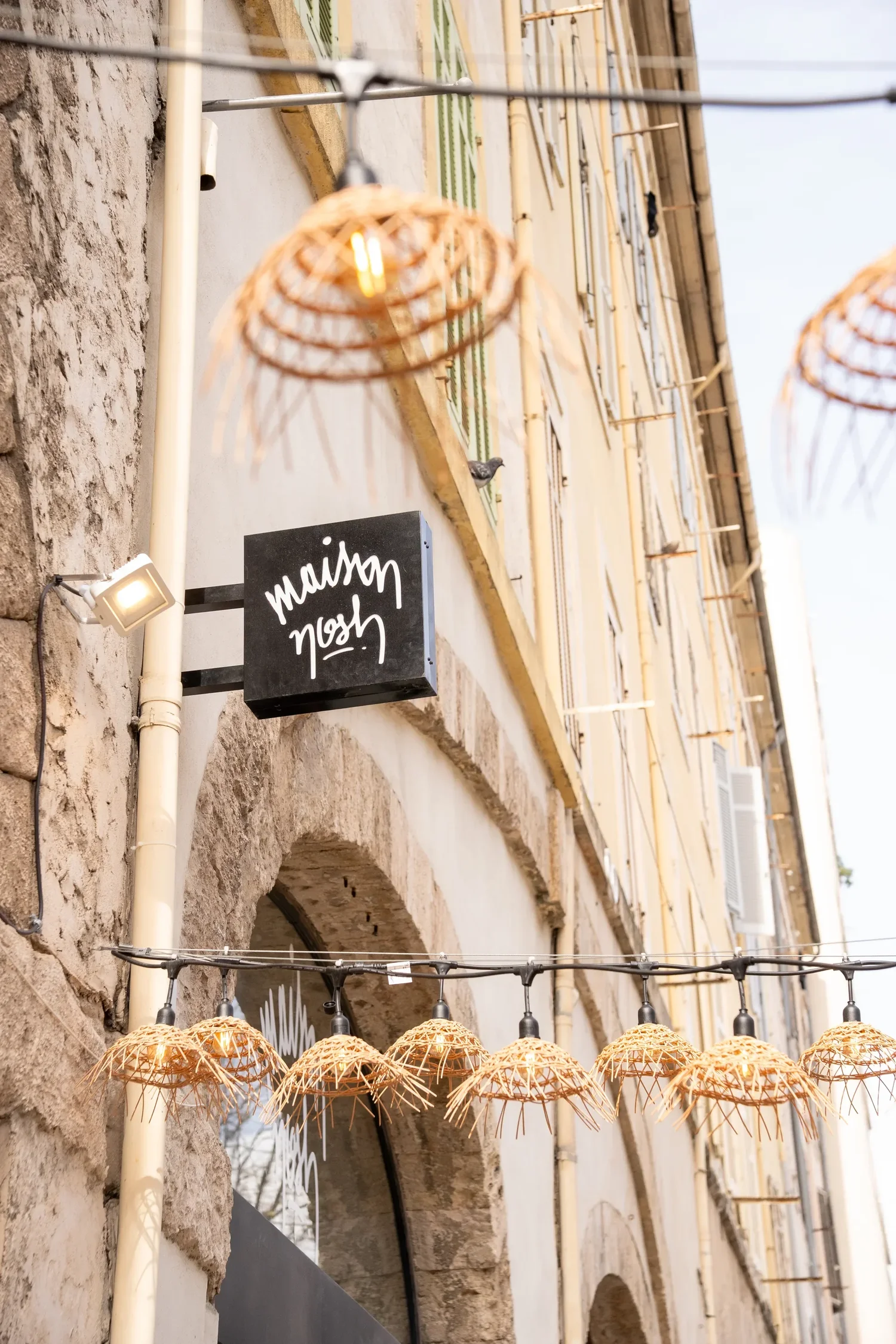 Enseigne Maison Nosh, coffee shop et brunch au Vieux-Port de Marseille