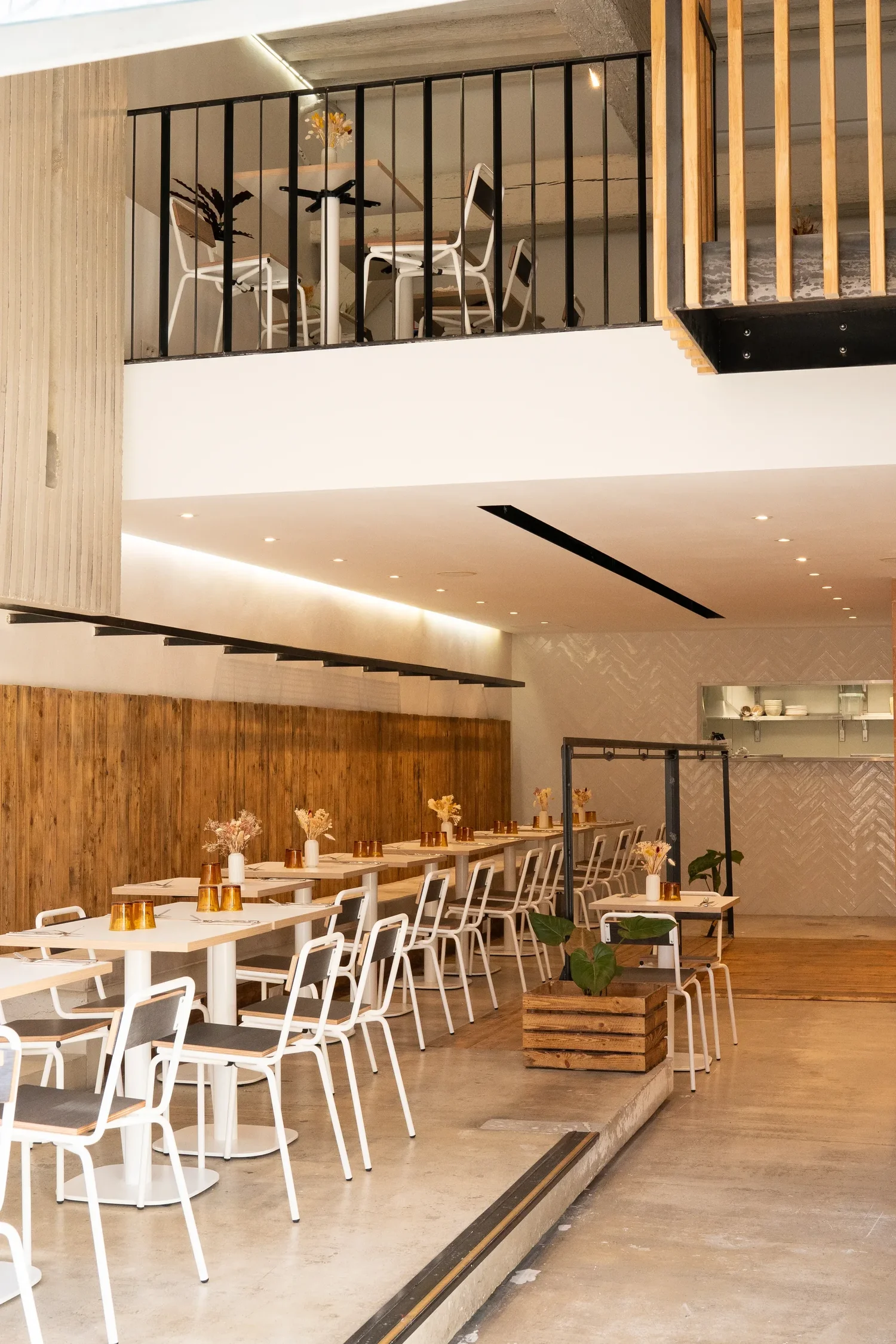 Le meilleur brunch de Marseille chez Maison Nosh, salle en mezzanine au Vieux-Port