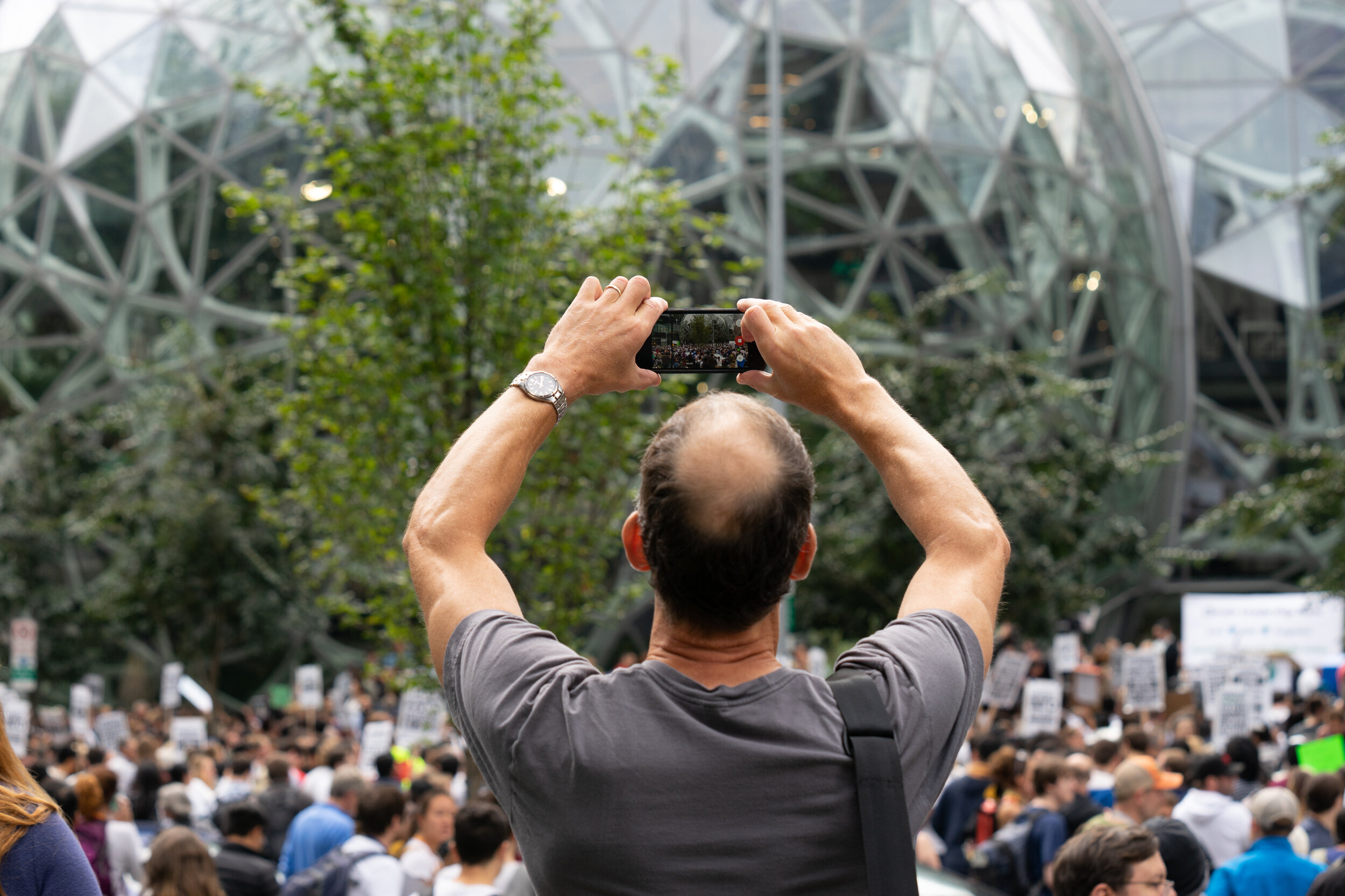  An Amazon.com Inc. Employee take a photo of the crowd outside the company's headquarters during the Global Climate Strike in Seattle, Washington, U.S., on Friday, Sept. 20, 2019 (Bloomberg) 