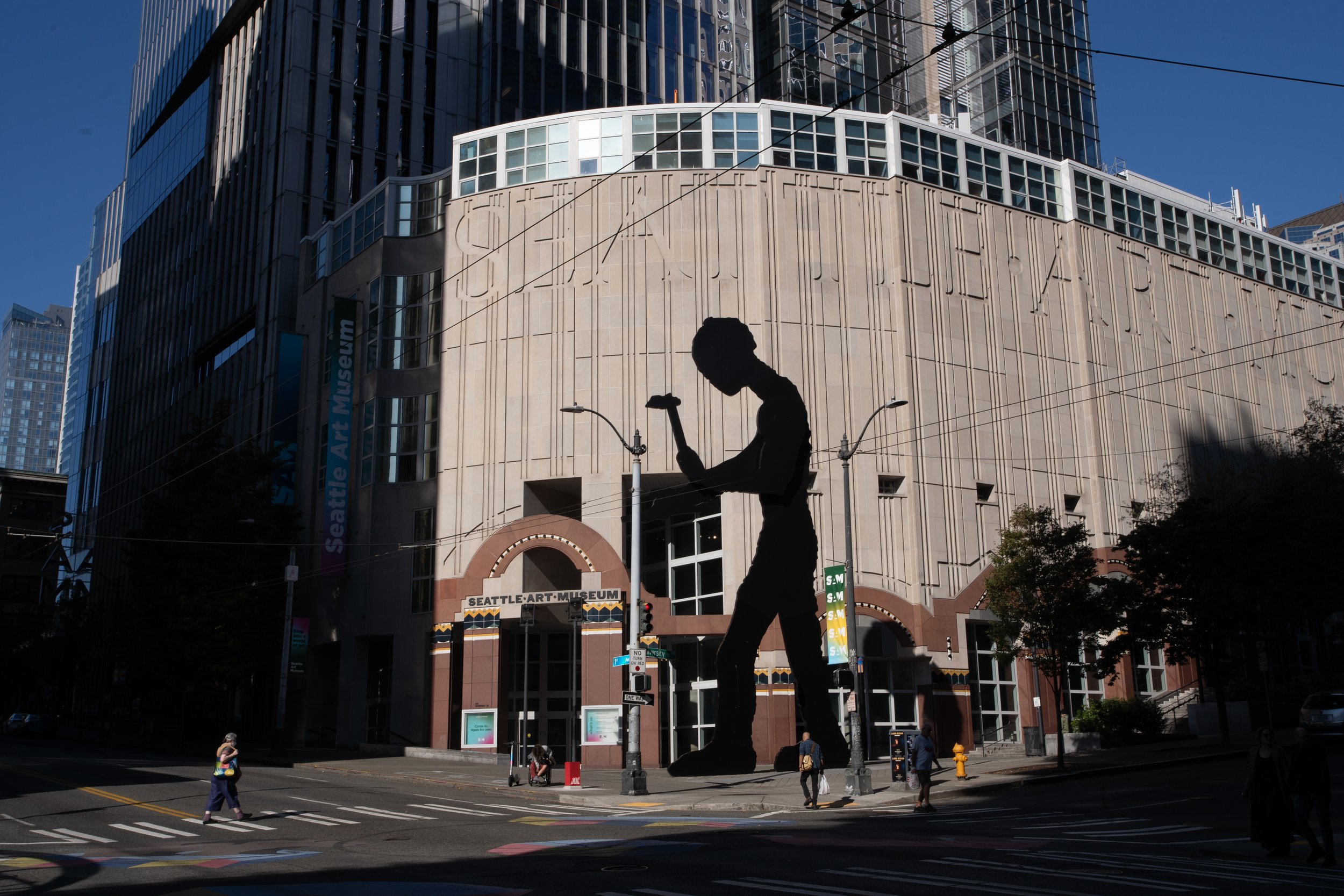  Seattle Art Museum downtown Seattle location building exterior with ‘Hammering Man’ mobile sculpture on October 6, 2025. 