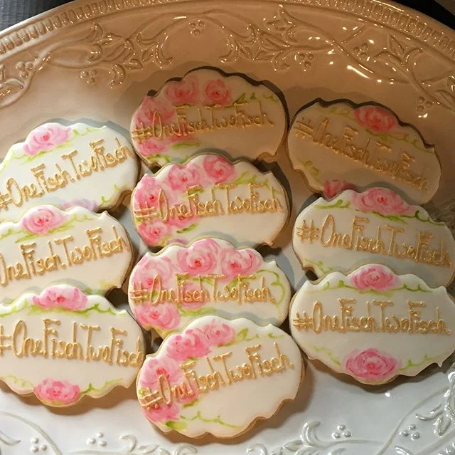 Every shower needs some fancy Sugar Cookies!
.
Royal Icing sugar cookies with hand painted details
.
.
.
#jennisconfections #weddingshower #weddings #weddingseason #bridesofnorthtexas #instaweddings #royalicing #handpainted #paintedroyalicing #sugarc