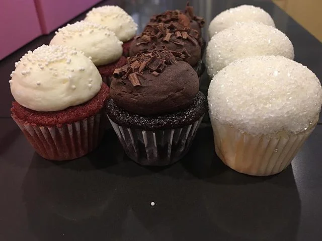 Last week was CRAZY BUSY! Here are some mini cupcakes that I got to make for @gatewaypink .
.
.
#jennisconfections #mini #cupcakes #minicupcakes #chocolate #redvelvet #vanilla #nonpariels #crystalsugar #pink #woman #gateway #southlake #cake #sweets #