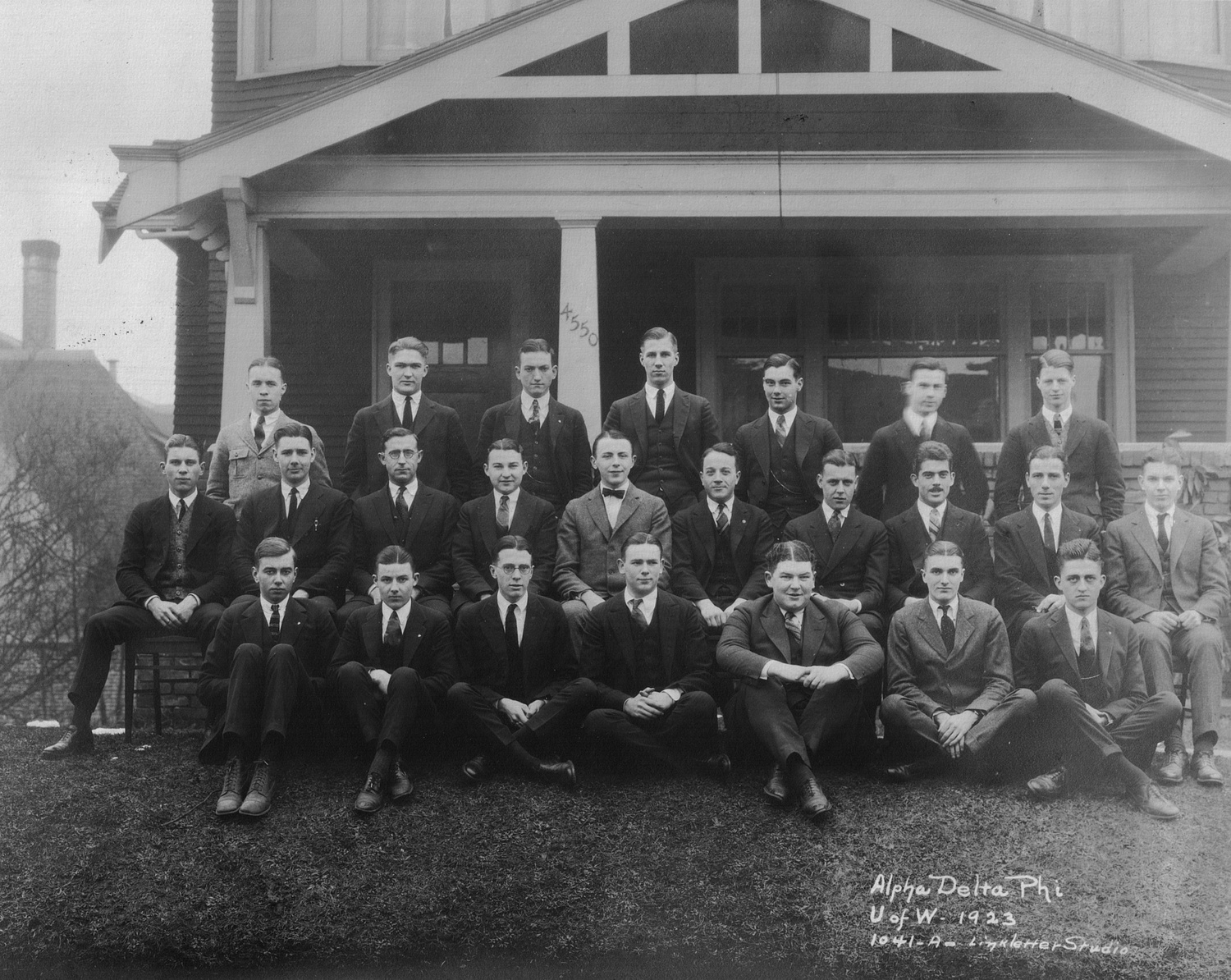 Class Picture 1923.JPG