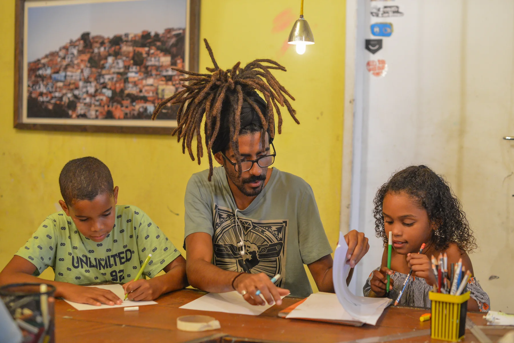 Alberto Pereira - Arte e Lambe Lambe Alberto Pereira é artista de rua nascido no Rio de Janeiro e criado entre Niterói, Rio de Janeiro, Brasília e Angra dos Reis. Cria imagens a partir de imagens. Cria textos. Explora contextos. Ressignifica. Às vezes até inverter, torcer até que a própria coisa se torne outra. E nesse jogo de coisas, a busca é por tocar a mente e o coração de quem vê, pra que esse tanto de coisa, vire um pouco de sentimento.