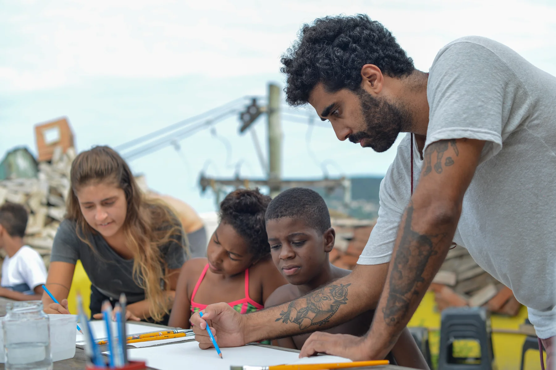 Cazé - Arte e Illustração Fernando Sawaya (Cazé), artista multimídia com forte atuação no cenário urbano do Rio de Janeiro. Usa a rua como suporte há 15 anos. Designer por formação e a artista por vocação, ministra aulas e ativa projetos com âmbitos sócio culturais.