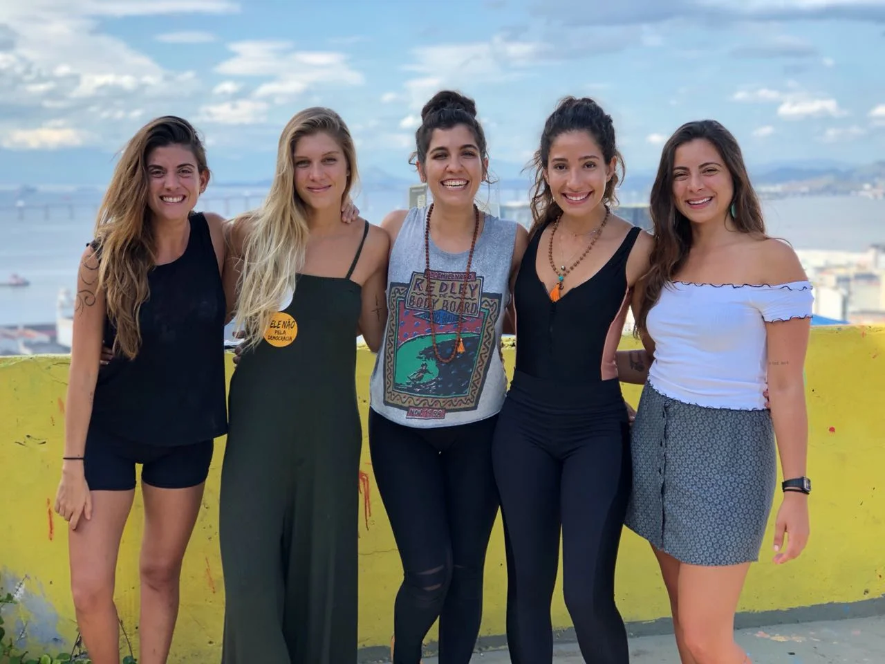 Aninha, Bia, Fernanda, Stefany, Suzana, Bela e Lu - Yoga Elas são 7 alunas dedicadas na disciplina do yoga. Por isso decidiram se tornar professoras. Todas formadas pelo Shiva Shankara Centro de Yoga e Vedanta, com os professores Charles e Ananda. Acreditam e conduzem suas aulas alinhadas ao respeito e tradição. Cheias de amor pela prática ensinam hatha yoga sem deixar de incluir exercícios de respiração e meditação, tão fundamentais quanto as posturas.