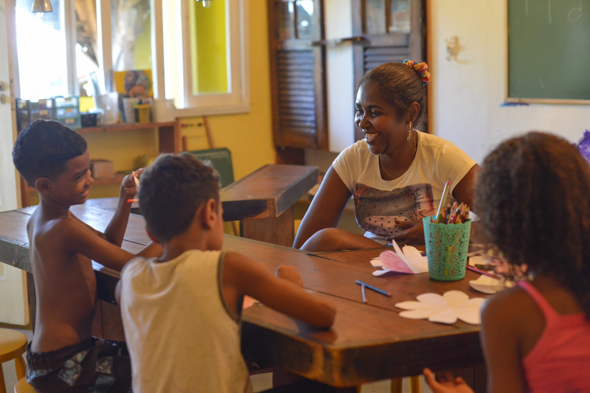 Joscelia Gonsalves dos Santos, Pedagogue and Children's Educator Formed by Unisuam, she acts as a kindergarten teacher in the municipal public school system. She lives in Morro da Providência. The main focus of her work at Casa Amarela is to try to improve the learning process of the children through school support. The intention is to enhance the learning process by bringing games in an interactive way.