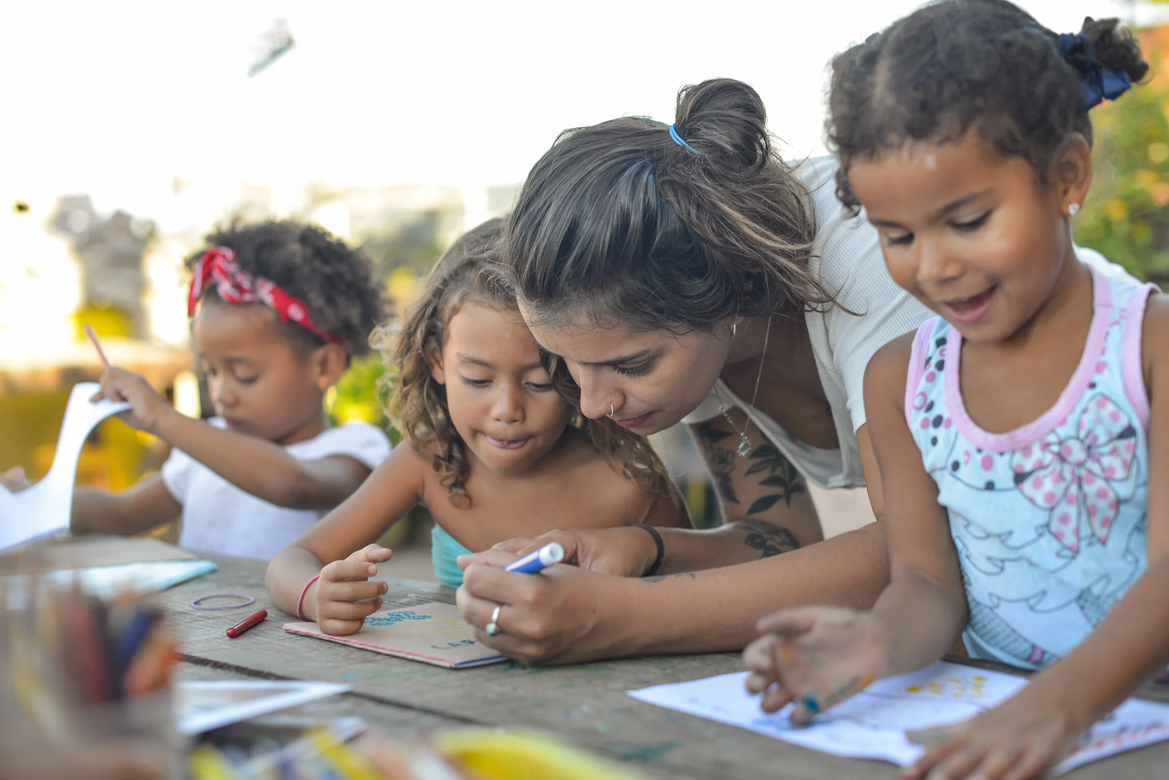 Caroline Lima - Arte Caroline, artista plástica e recém chegada no Rio de Janeiro, desenvolve por meio da pintura, do desenho e da conversa, mini projetos experimentais em cima de temas que estimulam a imaginação e a conscientização das crianças de cuidado com o mundo, com o próximo e consigo mesmo.