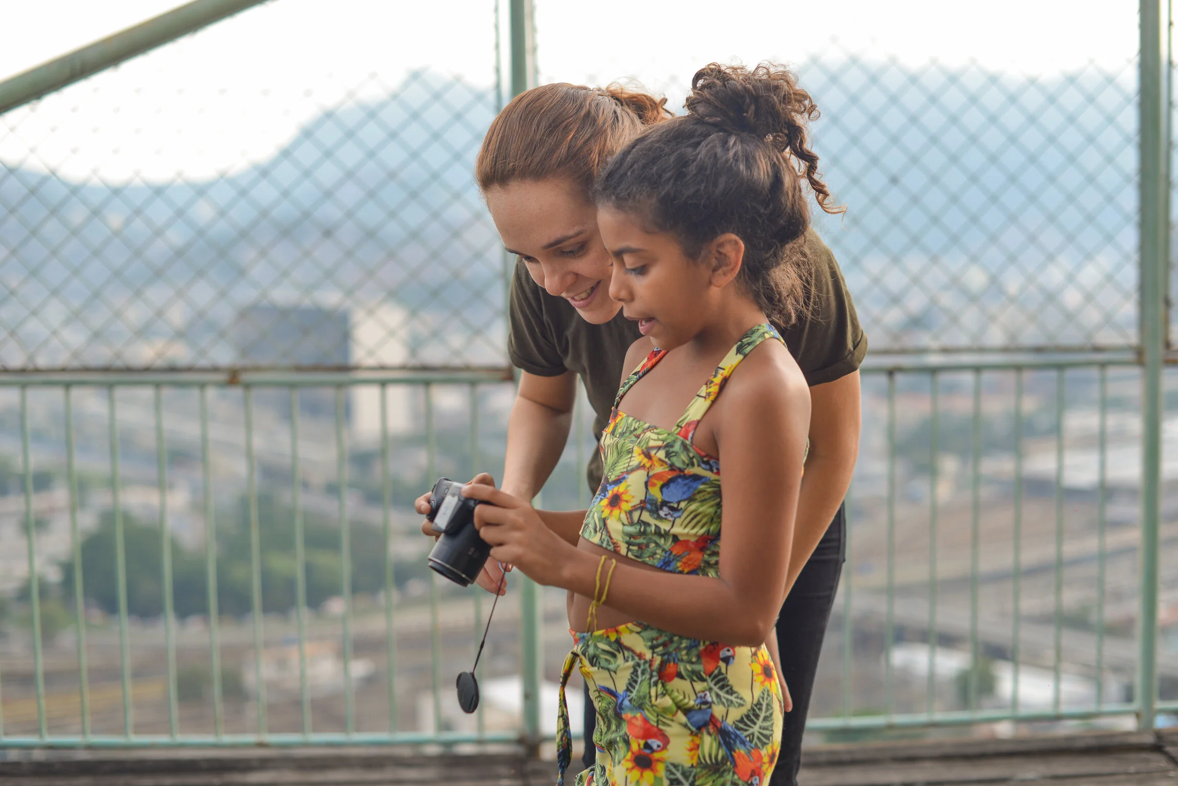 Thayná Bonin - Fotografia Sou apaixonada por educação e fotografia. Pós Graduada em Fotografia & Imagem pelo IUPERJ – UCAM, também cursei Direção de Fotografia na Academia Internacional de Cinema e ganhei o prêmio de melhor fotografia do Festival do Minuto. Sou professora do Espaço Foto Contemporânea, escola de arte e fotografia no Rio de Janeiro. Na área de arte-educação, fundei e co-coordeno o projeto Pequena Escola de Fotografia que está também semanalmente na Casa Amarela no Morro da Providência desde março de 2019.