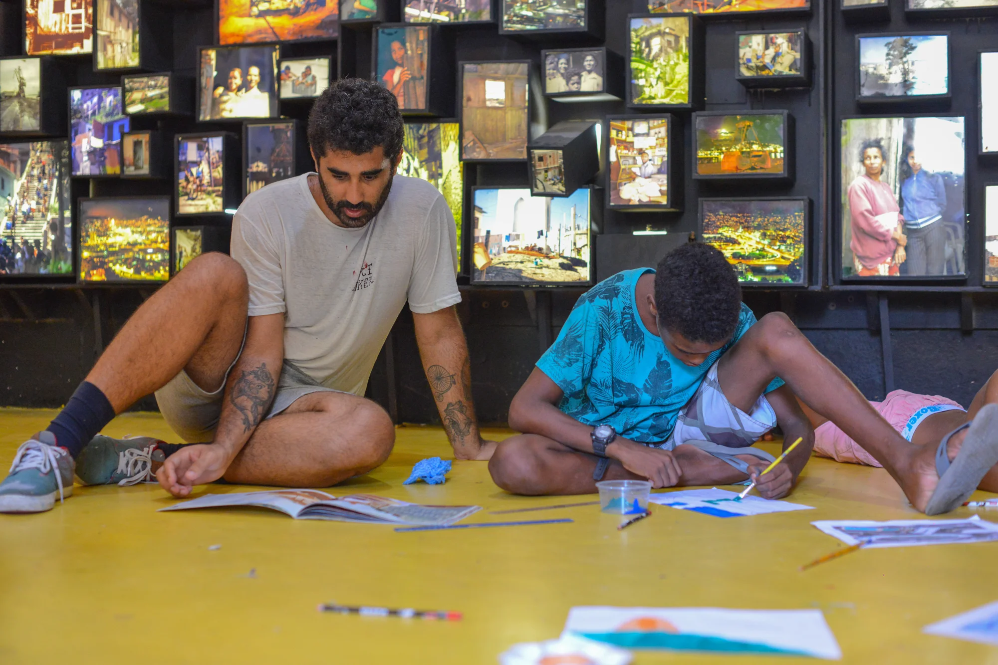 Cazé - Arte e Illustração Fernando Sawaya (Cazé), artista multimídia com forte atuação no cenário urbano do Rio de Janeiro. Usa a rua como suporte há 15 anos. Designer por formação e a artista por vocação, ministra aulas e ativa projetos com âmbitos sócio culturais.