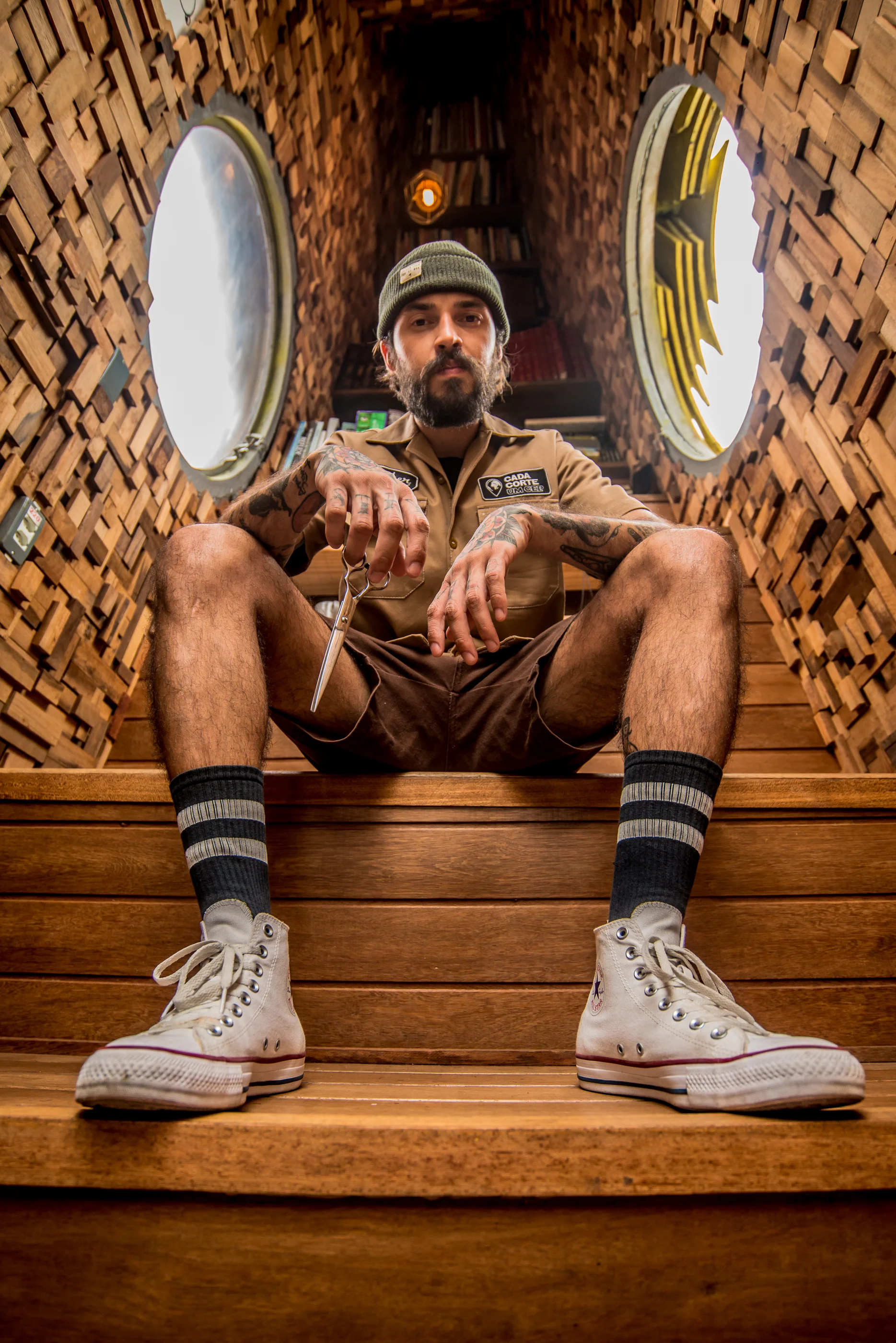 Matheus Kappel Matheus é especialista em Barbearia Clássica, viajante e sonhador. Criador do projeto itinerante "Cada Corte Um CEP", que visa instruir e qualificar para a profissionalização, e, que durante 5 dias de residência artística pode dividir conhecimentos e experiencias. "Quando tudo for pedras, atire a primeira flor", Casa Amarela é isso, é amor e resistência, é a confirmação de que a atividade social é necessária e eficaz. Sem dúvida uma das experiências de troca pessoal mais intensa que tiver o prazer de viver.