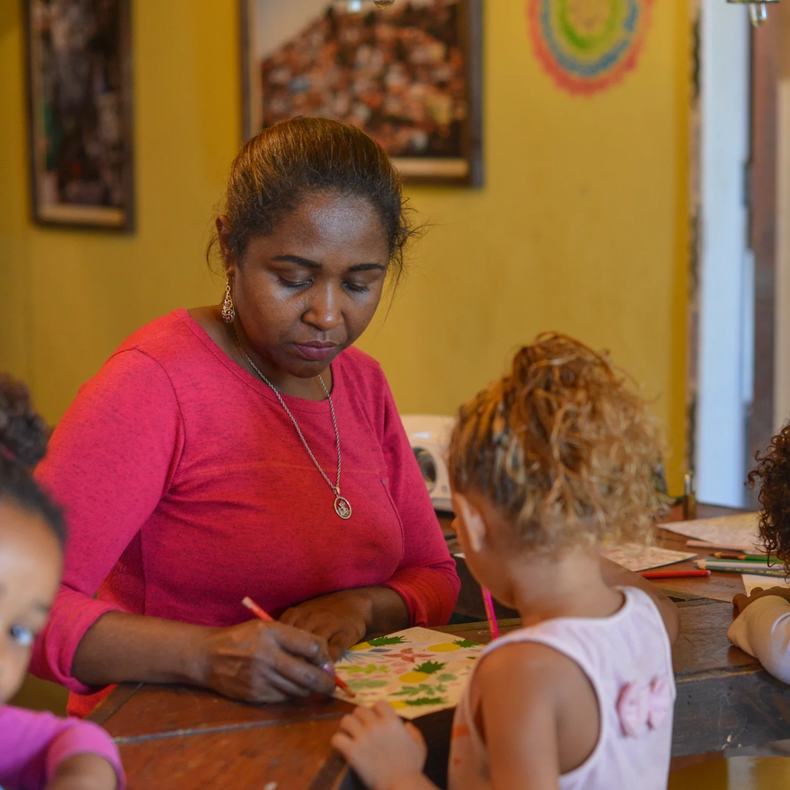 Joscelia G. dos Santos - Alphabetization Educator Formed by Unisuam, she acts as a kindergarten teacher in the municipal public school system. She lives in Morro da Providência. The main focus of her work at Casa Amarela is to try to improve the learning process of the children through school support. The intention is to enhance the learning process by bringing games in an interactive way.