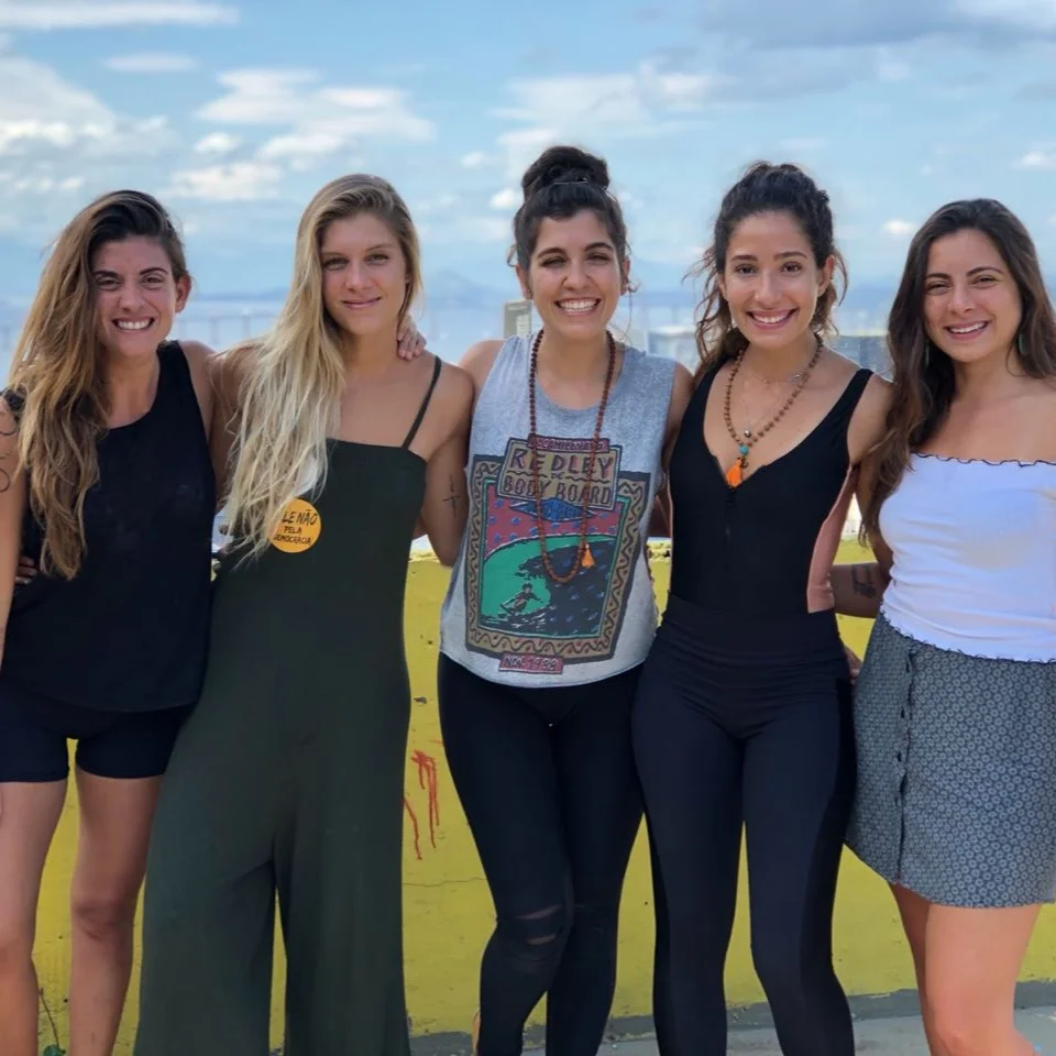 Bia, Fernanda, Stefany, Suzana, Bela e Lu - Yoga Elas são 6 alunas dedicadas na disciplina do yoga. Por isso decidiram se tornar professoras. Todas formadas pelo Shiva Shankara Centro de Yoga e Vedanta, com os professores Charles e Ananda. Acreditam e conduzem suas aulas alinhadas ao respeito e tradição. Cheias de amor pela prática ensinam hatha yoga sem deixar de incluir exercícios de respiração e meditação, tão fundamentais quanto as posturas.