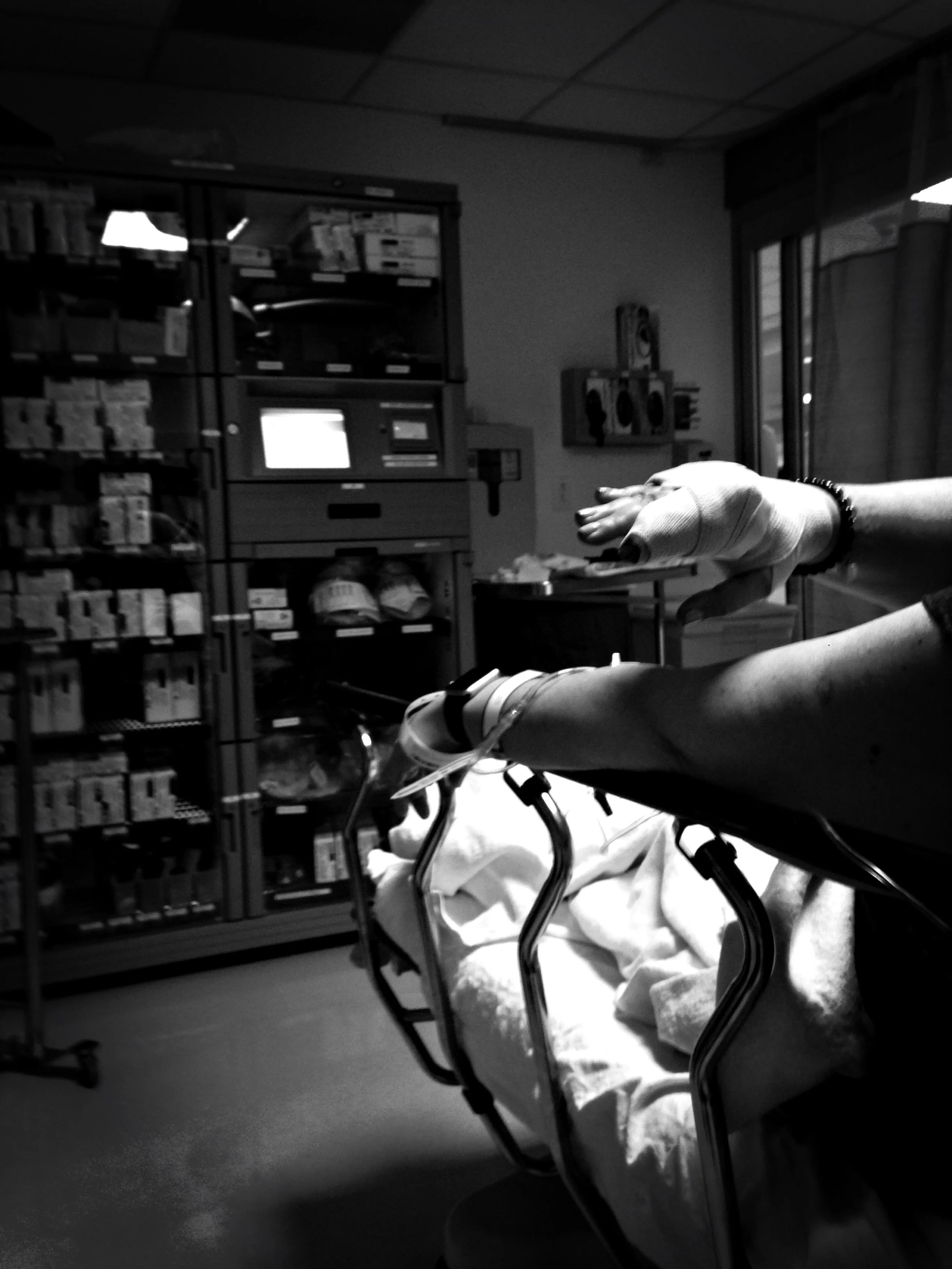 "Broken Hand - A First Look" - Foto by Gabrielle Lopez
