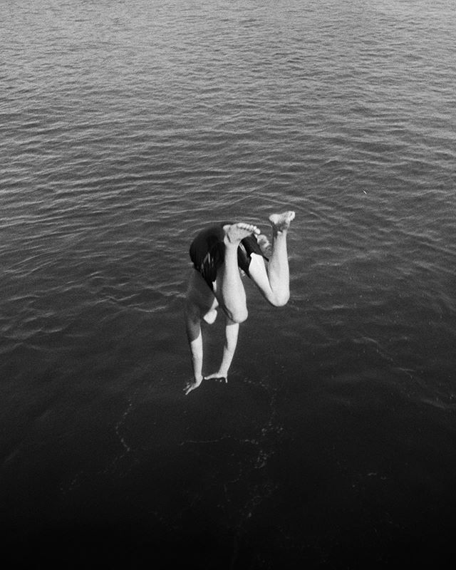 Diving in head first 🌊 #bwfilm .
.
.
.
.
.
#35mmphotography#filmphotog#film#filmxdead#filmmaker#filmphoto#ishootfilm#filmphotogtheday#analog#analogfeatures#theanalogclub#kodak#kodakfilm#photosociety#streetphotgrafy#peoplescreatives#hurtlamb#street_l