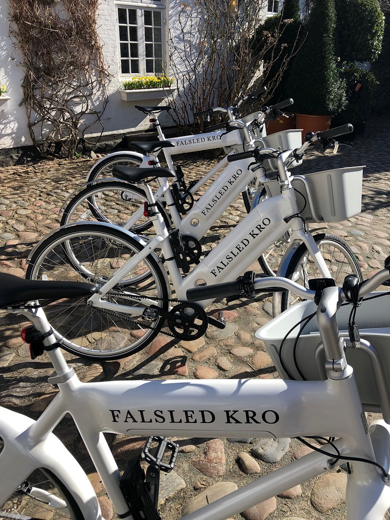 Cykler i gårdhaven-red..jpg