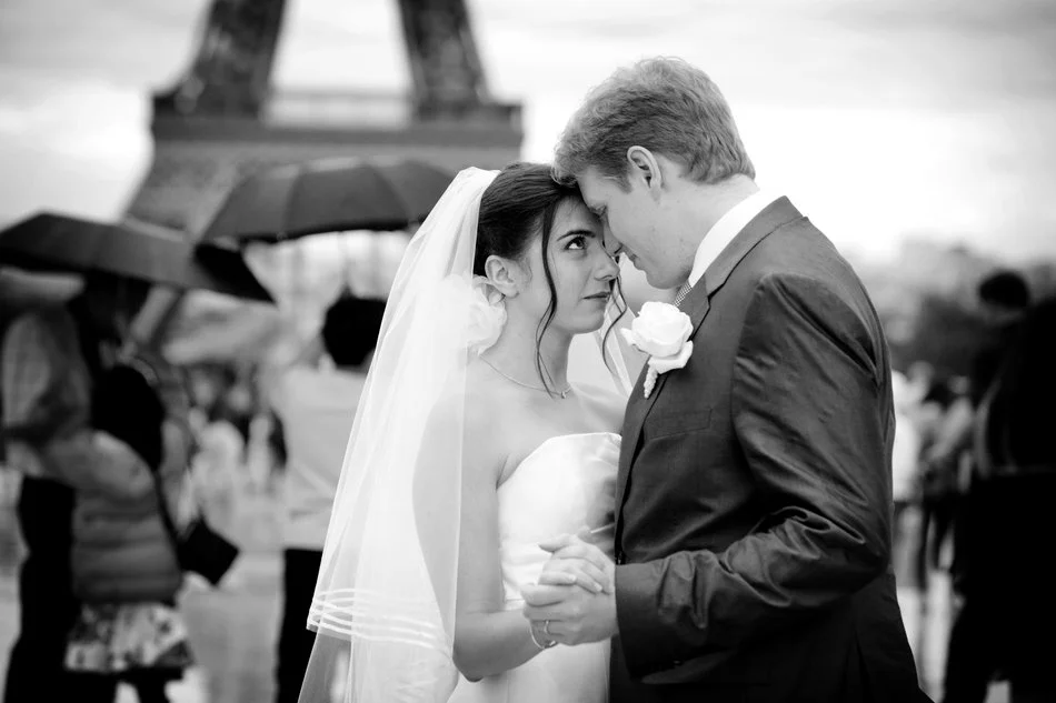 destination wedding photographer bride and groom eiffel tower raining black and white