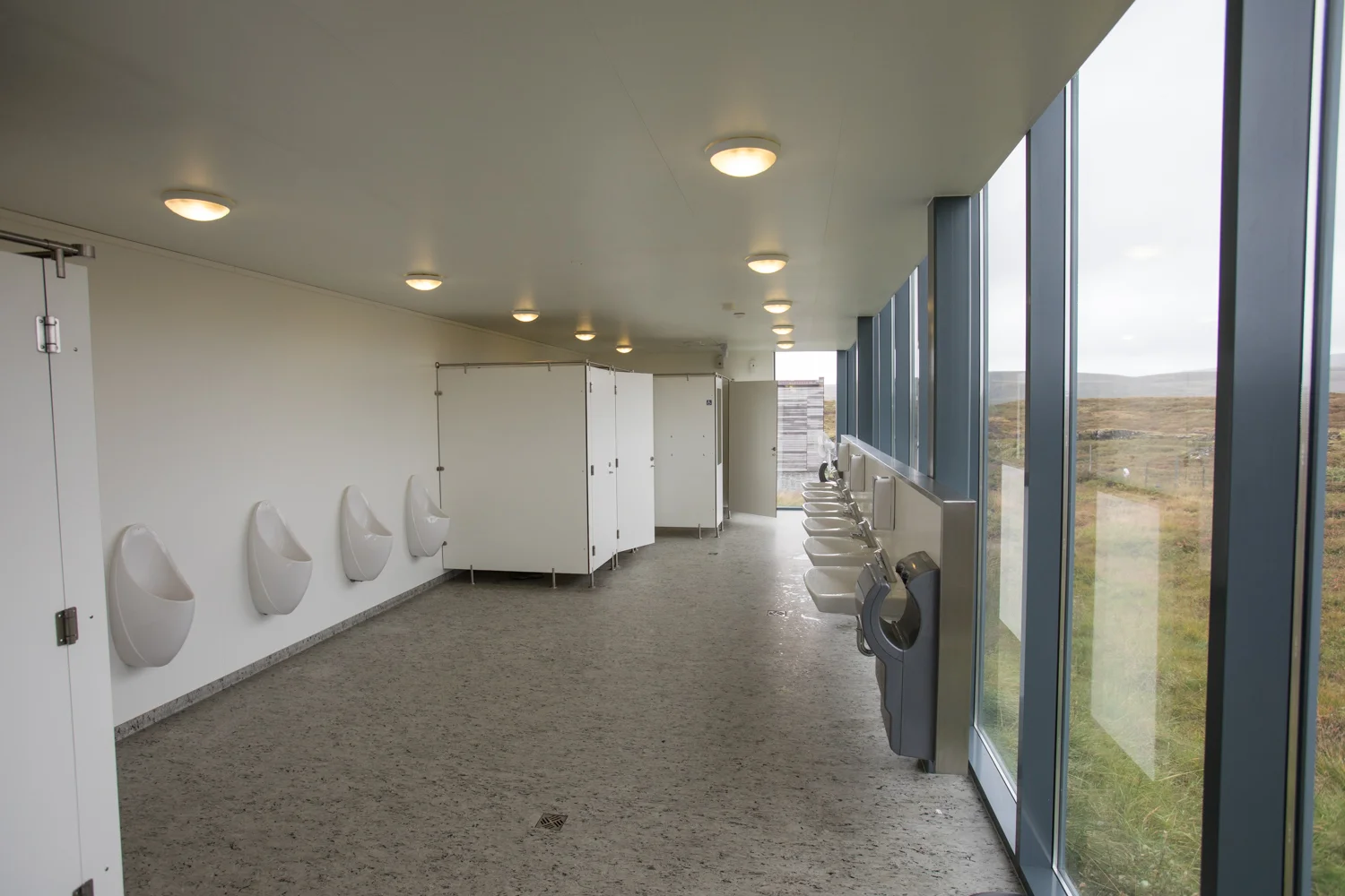 The bathroom and windows at Gullfoss waterfall