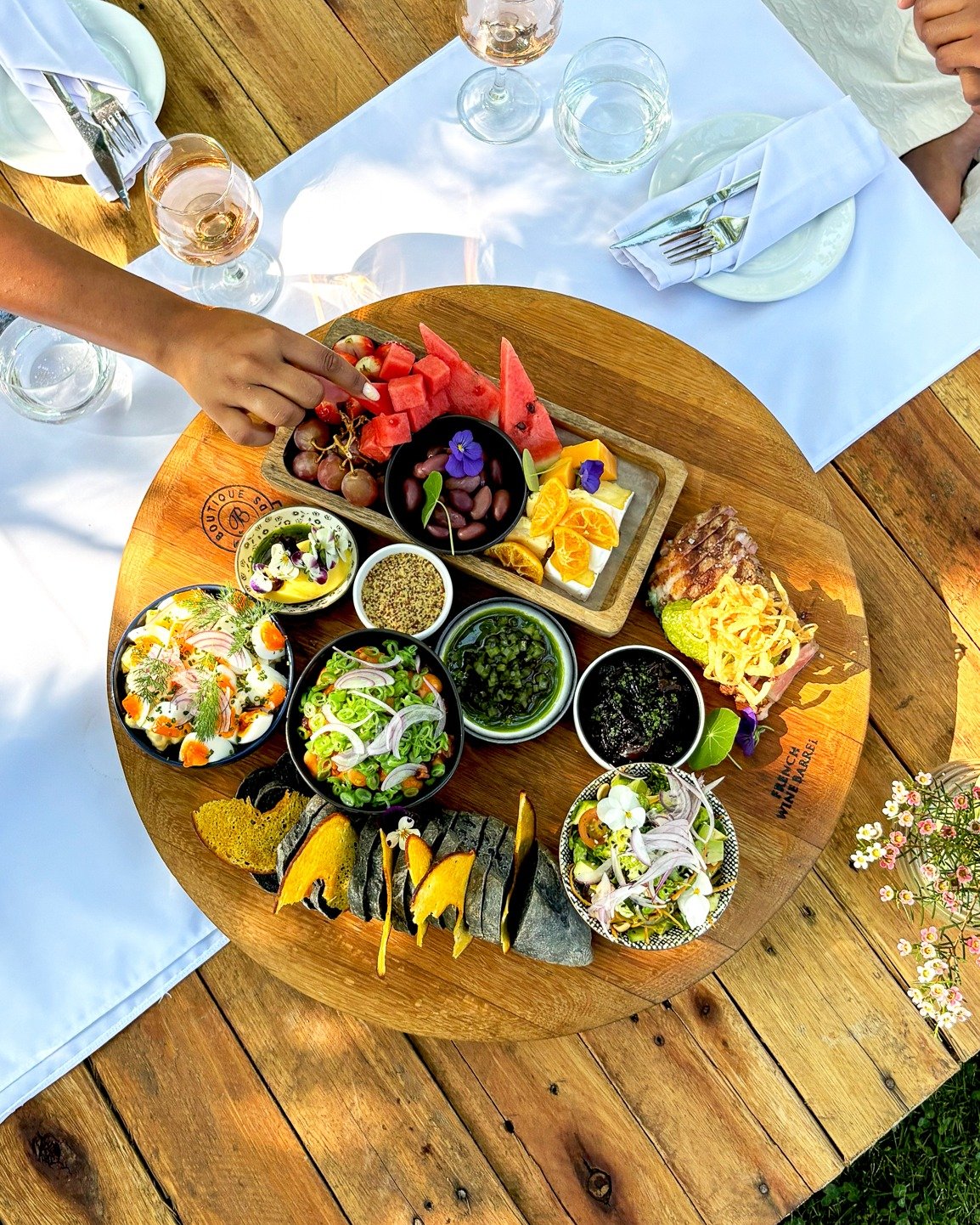 Soak up the last few weeks of sunshine with a picnic at La Paris Estate.
Reserve your picnic spot before winter arrives and enjoy a relaxed afternoon surrounded by our beautiful landscapes.

Choose from our Standard, Vegan, or Kids Picnic. Thoughtful