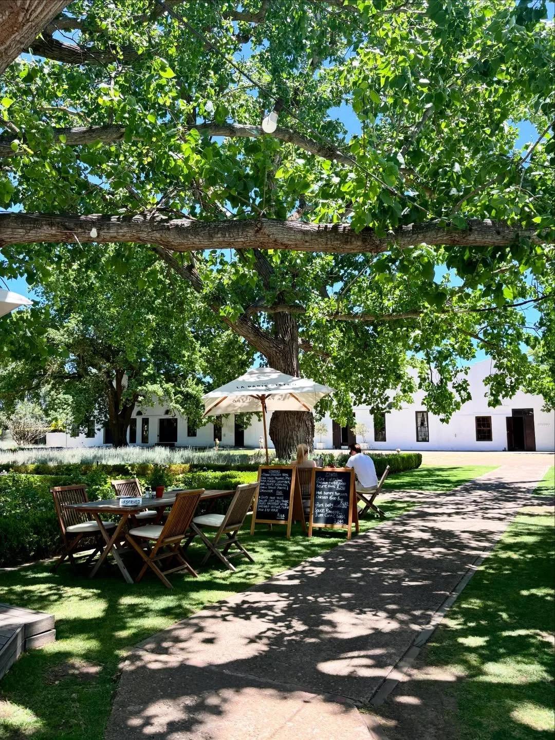Midweek lunches done right 🍴✨ Take a pause, enjoy the estate views, and taste our fresh seasonal dishes. Walk-ins welcome, bookings recommended.

📍La Paris Bistro - Franschhoek
+27 (0) 21 867 0171 | restaurant@laparis.co.za