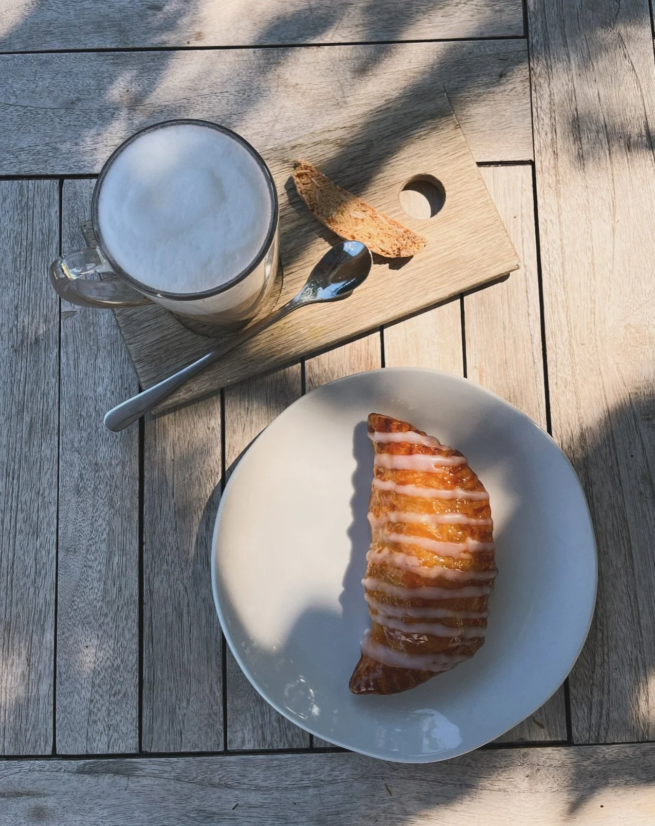 Start your day at La Paris Bistro with the scent of freshly baked bread and a steaming cup of coffee. Winter mornings are for cosying up by the fire and a good cup of coffee.

📍La Paris Bistro - Franschhoek
+27 (0) 21 867 0171 | restaurant@laparis.c