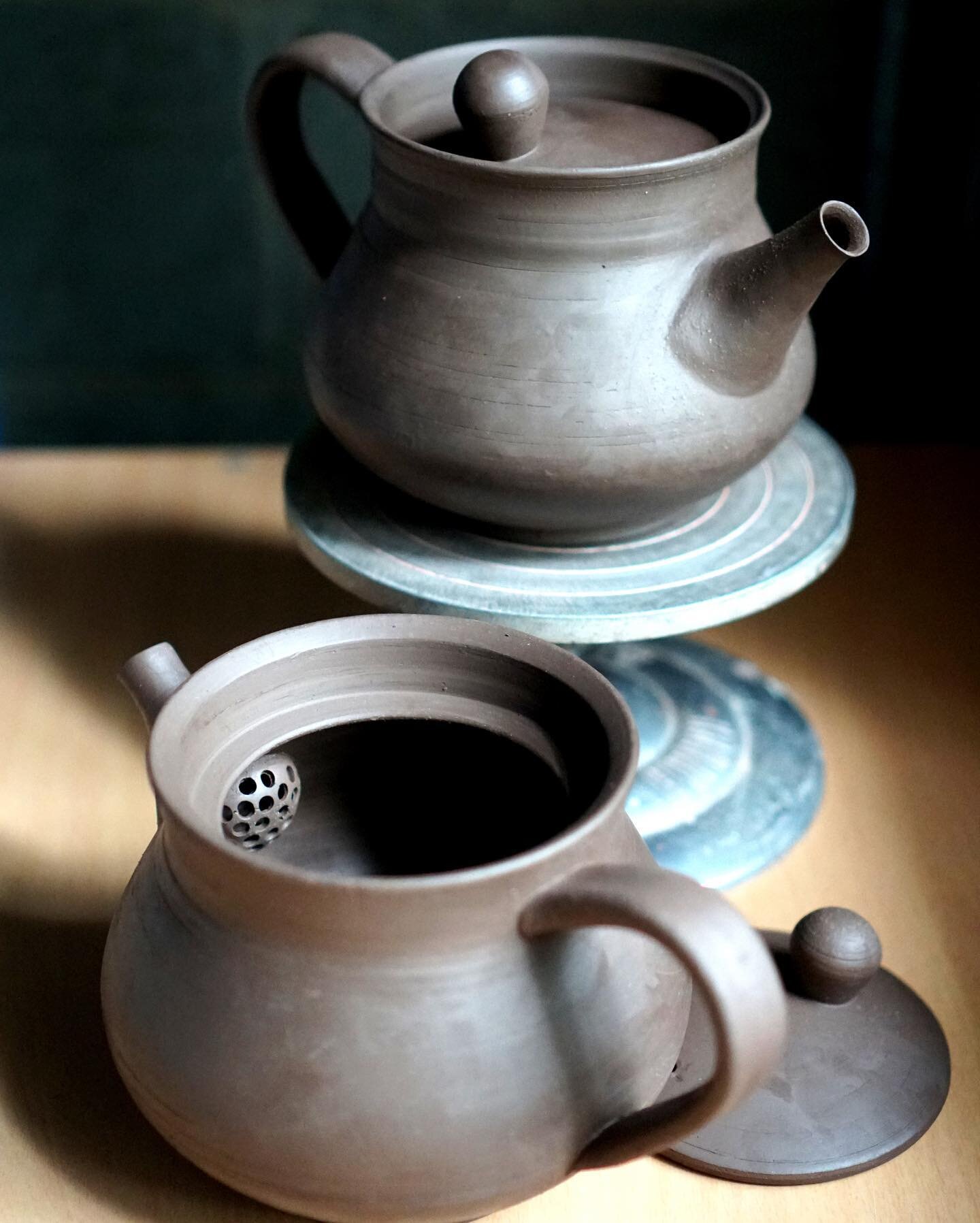 Studio view 8/19
My teapots are getting better and lighter😃  I need to paint them and get them ready for my upcoming solo show next month🥶🤩. #teapot#chocolate#greenware#ティーポット#急須