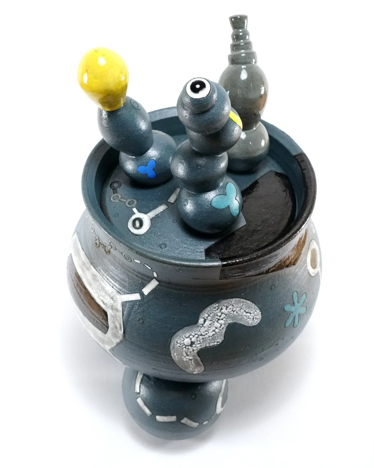 I can&rsquo;t believe it&rsquo;s been over a month since my pop-up show at @lucylacostegallery in Concord, MA!
Here&rsquo;s one of my favorite pieces from the show &mdash; &ldquo;Black Box with Curious Eye&rdquo; &mdash; my latest hybrid jar + sculpt