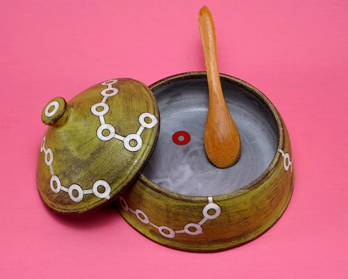 Chartreuse Spice Jar 🌶️
This little spice jar is just right for storing ground cayenne pepper&mdash;but it&rsquo;s perfect for your other favorites too.
Handmade and full of charm. Available now @theclaystudiophl 👋
#spicejar#蓋物#陶器#ceramics