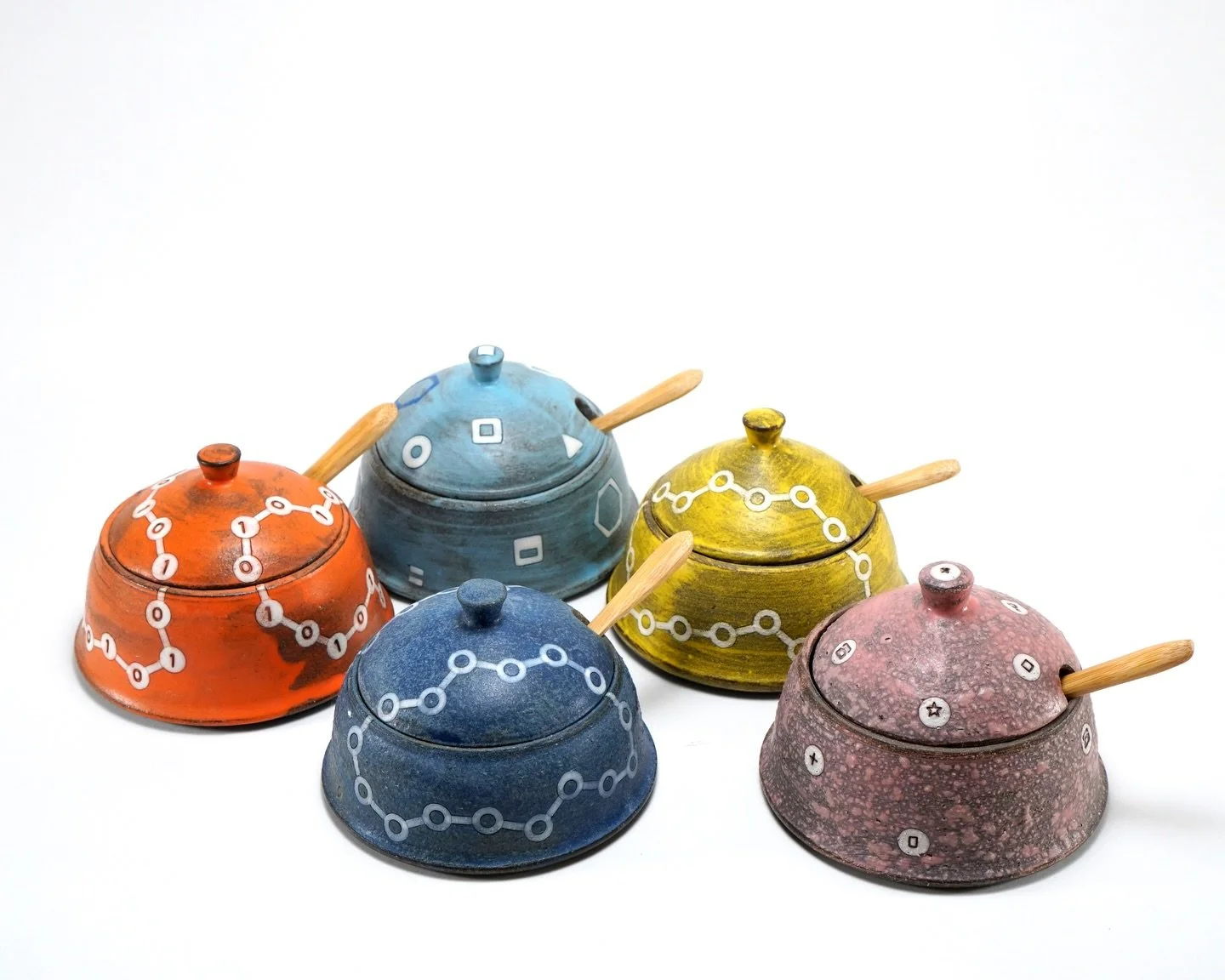 Fresh from the kiln! 🤩 I love making these colorful little spice-jar gems 💎 Find them this weekend at @thebigcrafty 👋
#spicejar#スパイスジャー#陶芸#ceramics